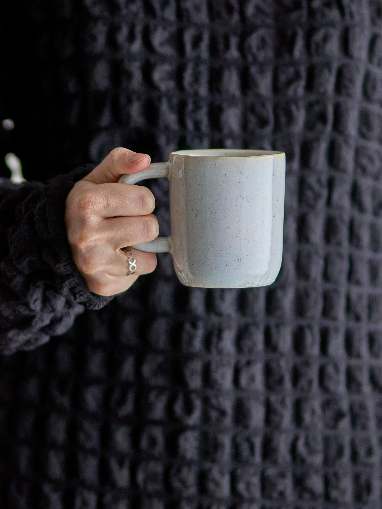 Der Addison Becher von Bloomingville aus weissem Steingut überzeugt mit minimalistischem skandinavischem Stil und erstklassiger Qualität.