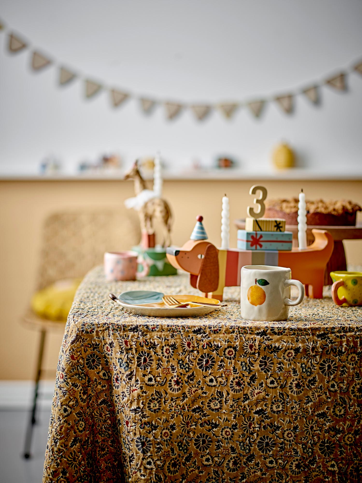 Die Agnes Tasse aus weissem Steingut von Bloomingville MINI vereint Eleganz und verspielte Details, ideal für Gross und Klein.