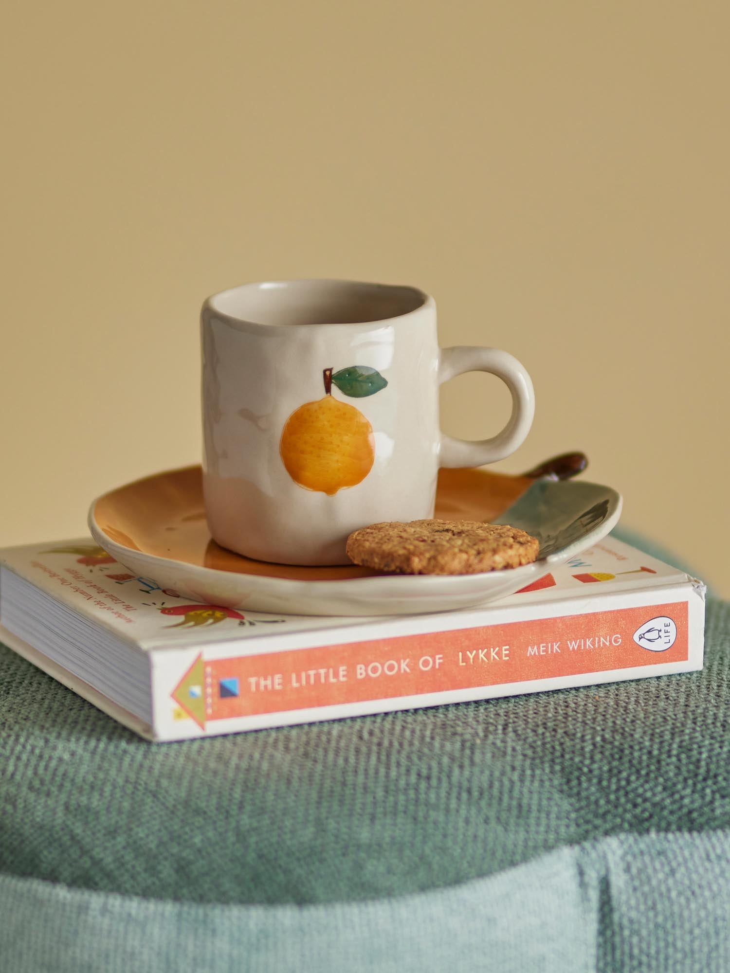 Die Agnes Tasse von Bloomingville Mini aus weissem Steingut ist robust, kindgerecht und ideal für den Alltag.