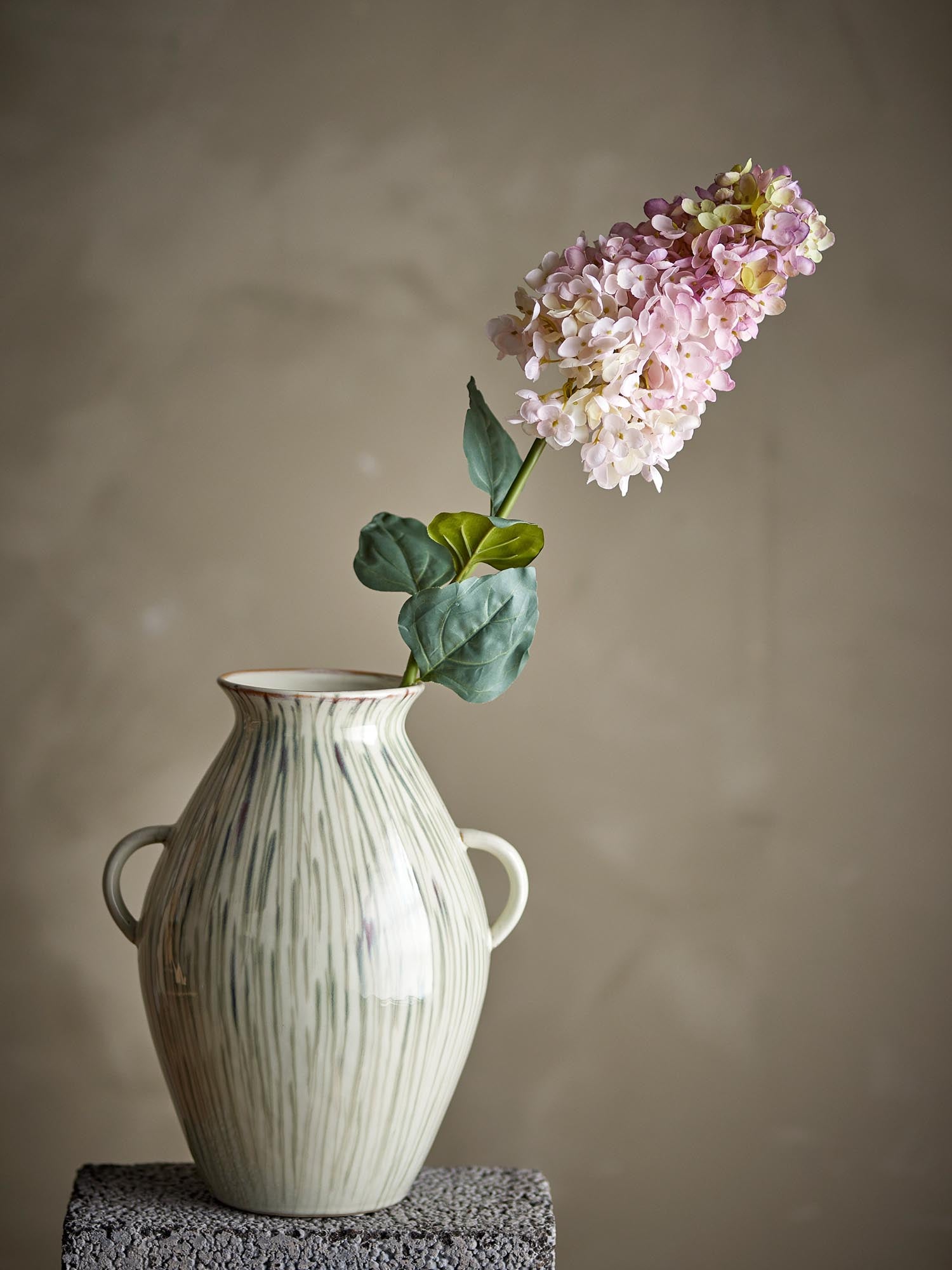 Eleganter künstlicher Hydrangea-Stiel von Bloomingville, ideal für stilvolle Dekorationen und langlebige Blumenarrangements.