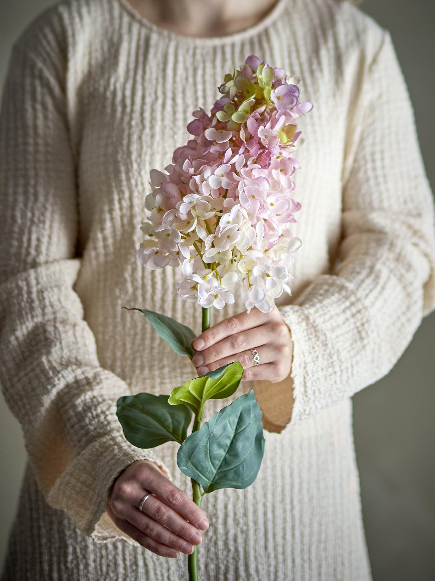 Künstlicher Hydrangea-Stiel von Bloomingville, perfekt für elegante Dekorationen und zeitlose Blumenarrangements in jedem Raum.