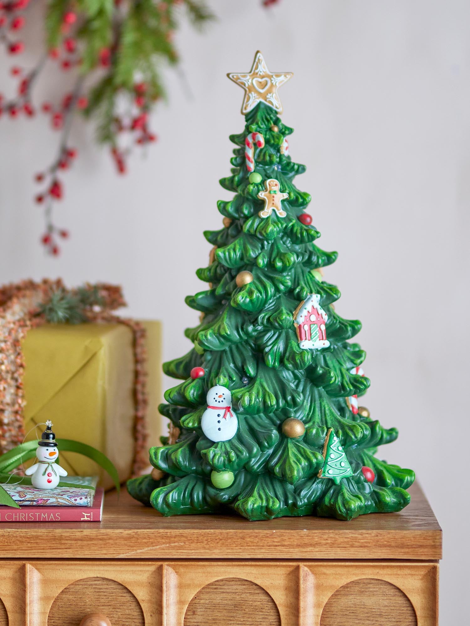 Dekorative grüne Polyresin-Figur mit integriertem Licht von Bloomingville, ideal für stilvolle Akzente in jedem Raum.