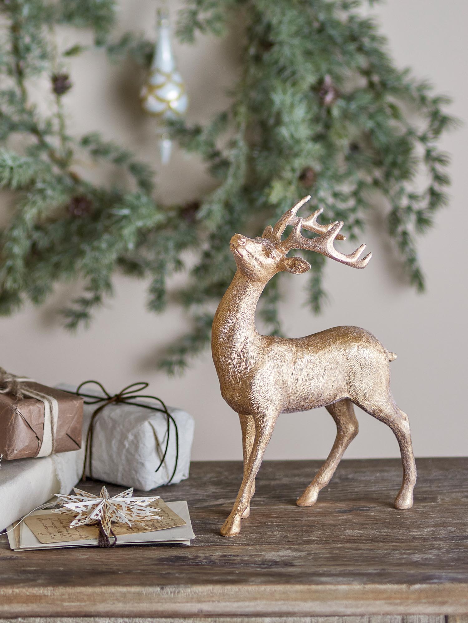 Elegante goldene Pranzer-Deko aus Polyresin von Bloomingville, ideal für stilvolle Akzente in Ihrem Zuhause.