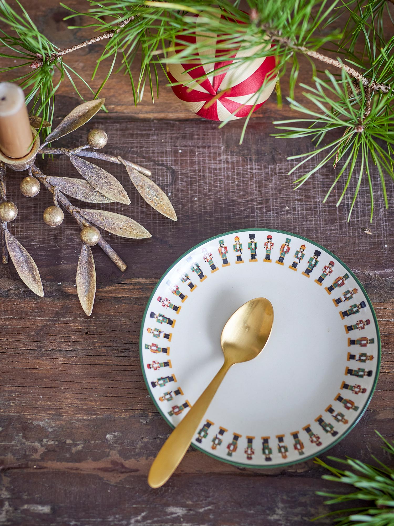 Grüner Jolly Teller aus Steingut von Bloomingville, perfekt für elegante Tischdekoration und vielseitige Einsatzmöglichkeiten.