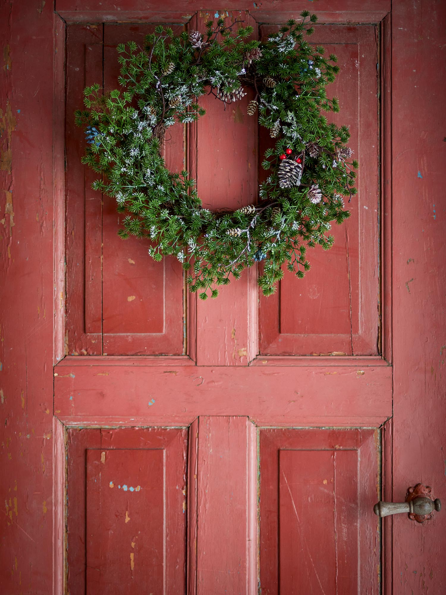 Eleganter künstlicher Zedernkranz von Bloomingville in Grün, ideal für stilvolle Dekorationen und festliche Wohnakzente.