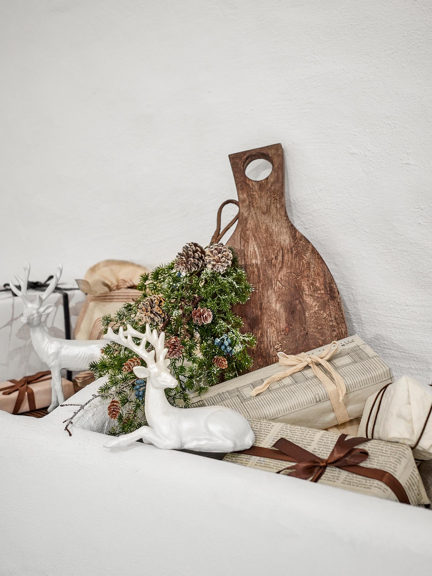 Elegante, glitzernde Tannenzweige und Zapfen, die winterlichen Charme und festlichen Glanz in Ihr Zuhause bringen.