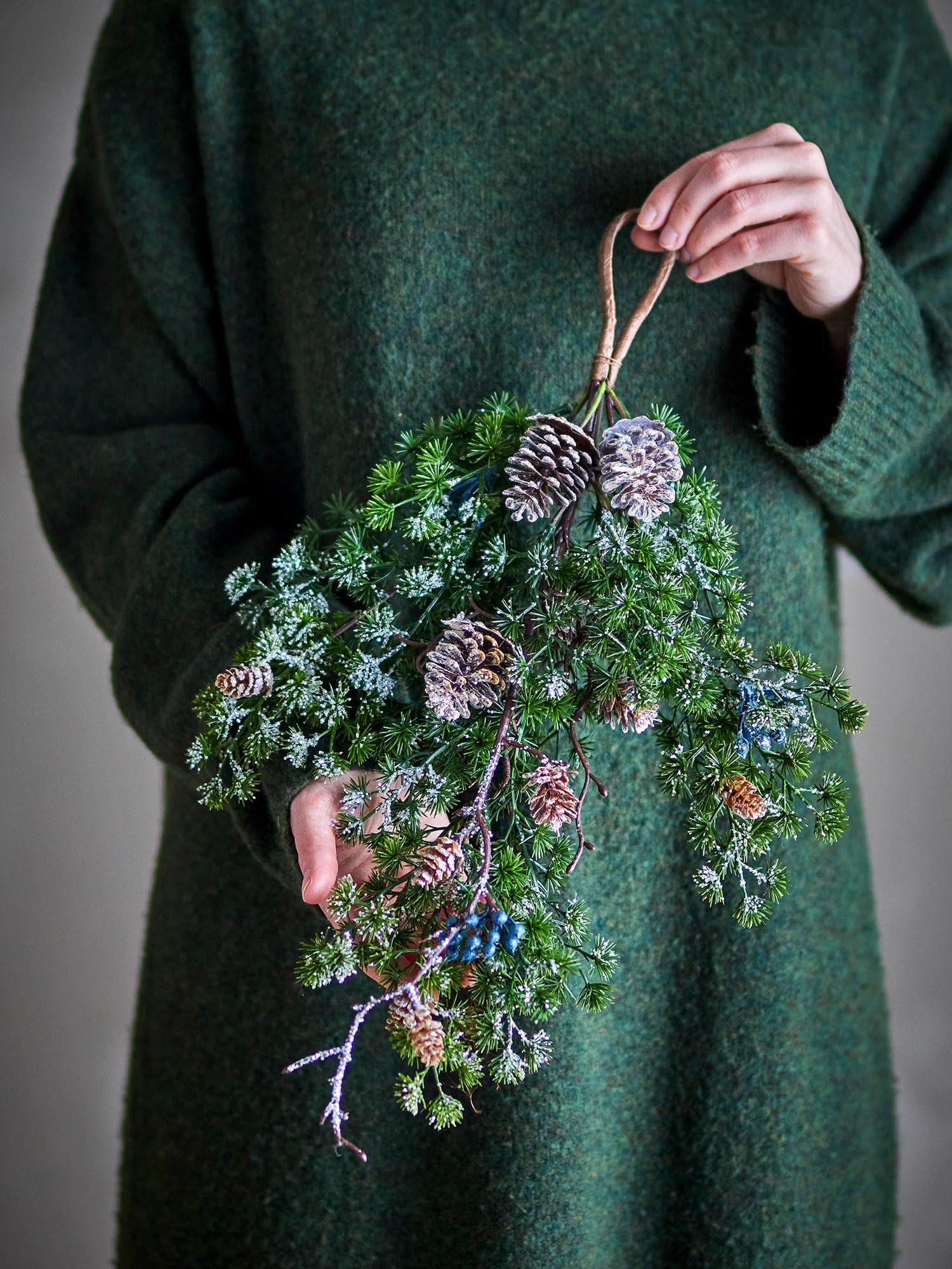 Künstliche Zedern-Deko in Grün von Bloomingville, ideal für stilvolle Raumgestaltung und langlebige, pflegeleichte Dekoration.