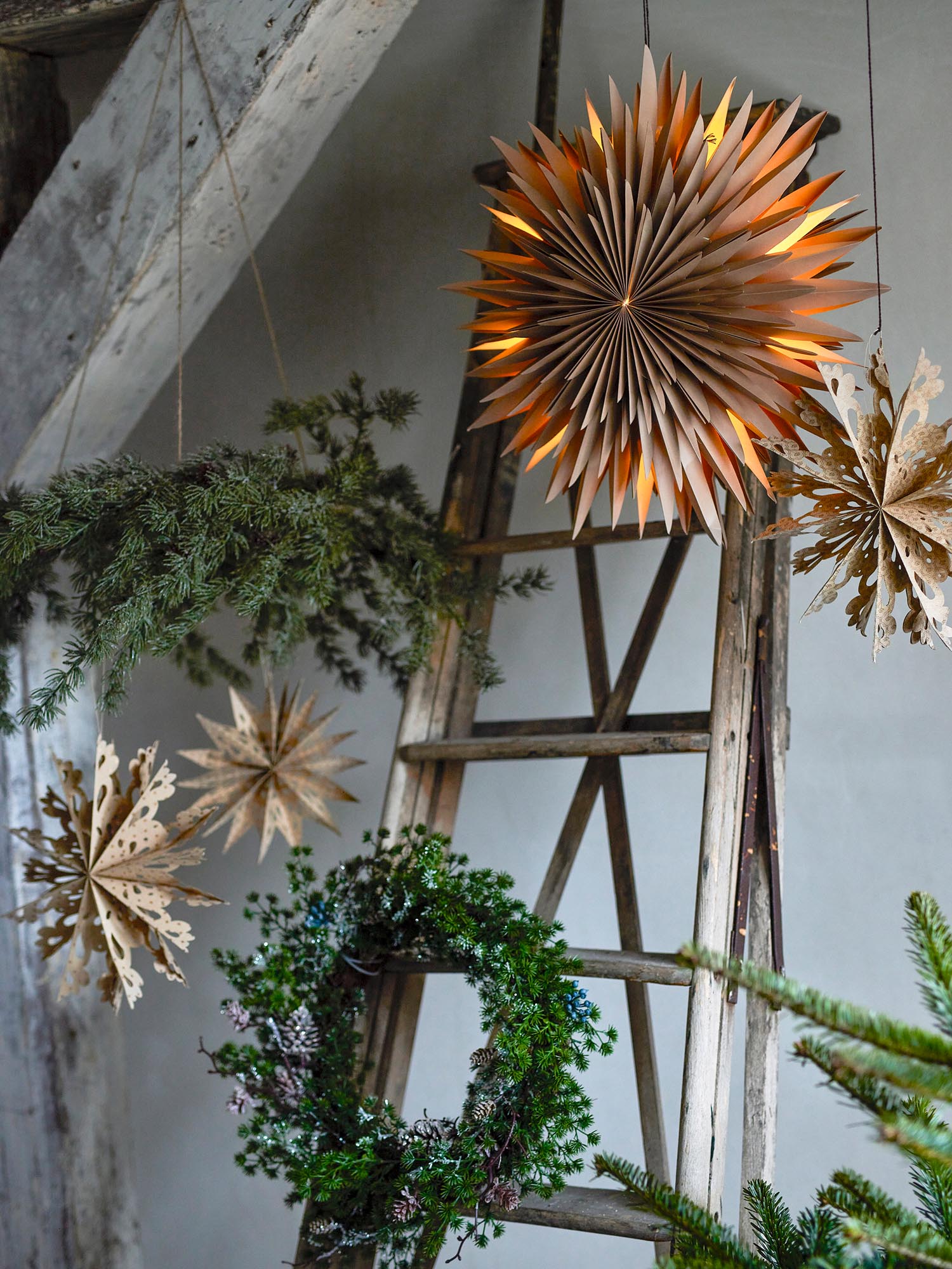 Künstlicher Zedernkranz von Bloomingville in Grün, perfekt für elegante Dekorationen und festliche Akzente in Ihrem Zuhause.