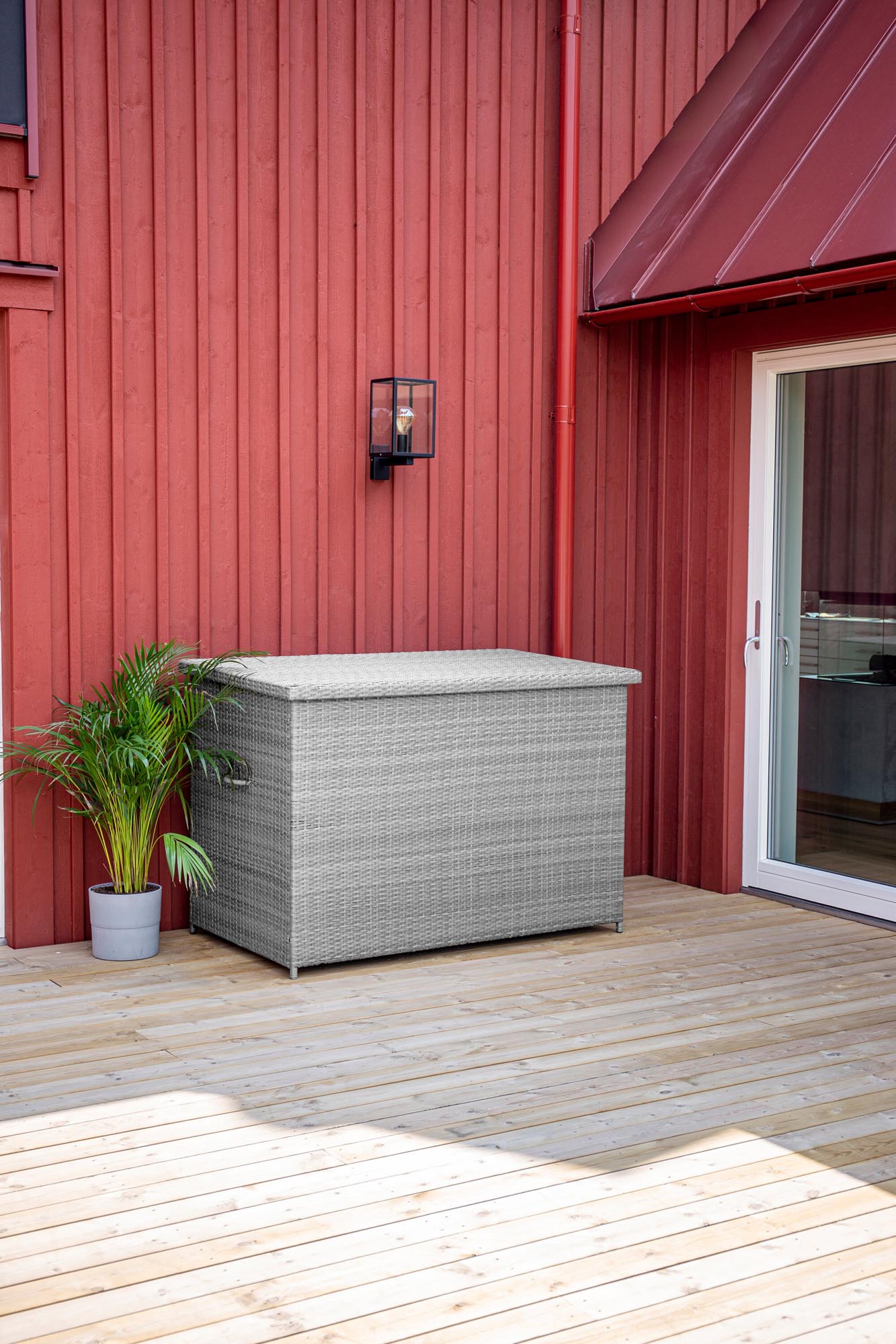 Geräumige und wetterfeste Kissenbox von Venture Home, ideal für die Aufbewahrung im Garten oder auf der Terrasse.
