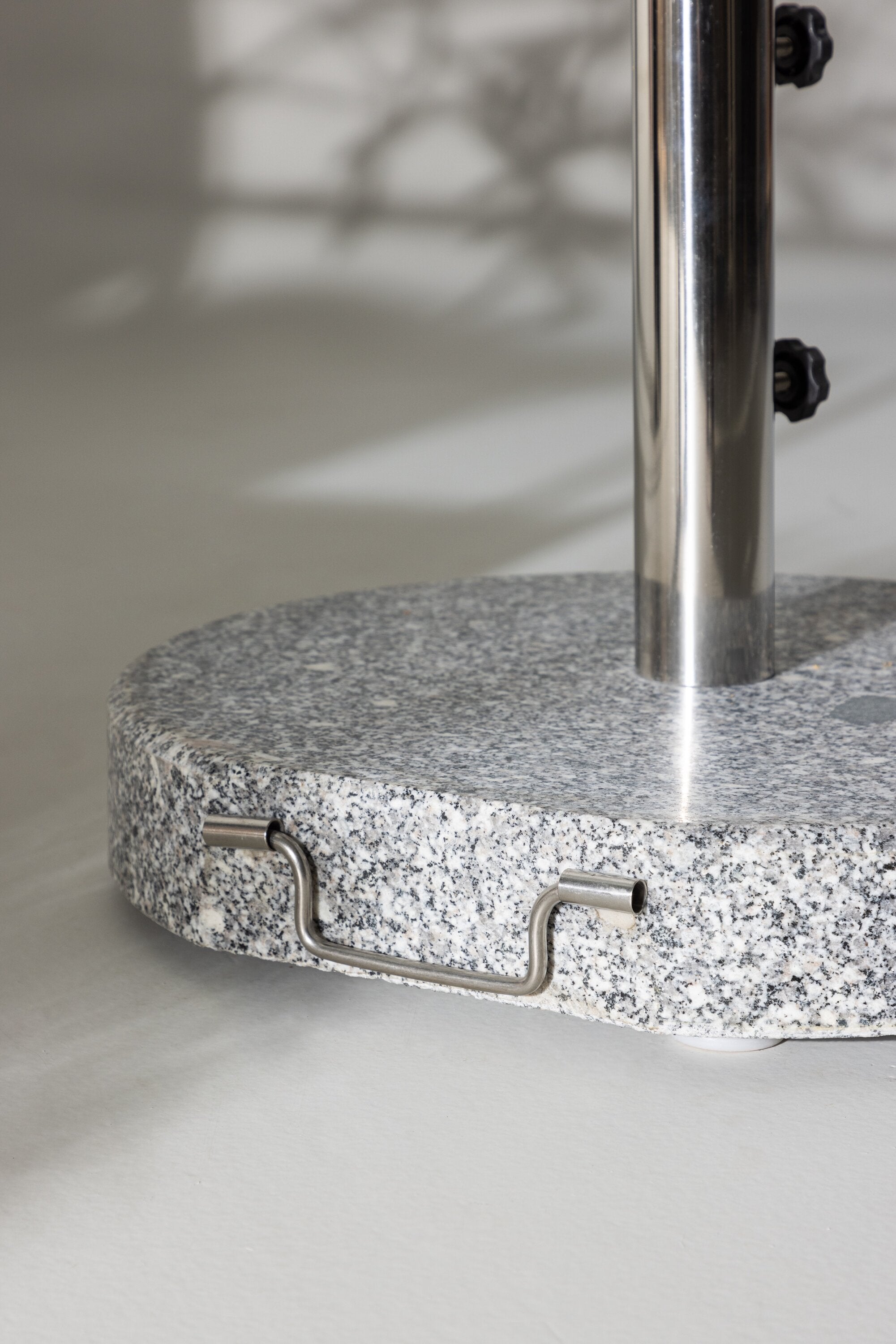 Stathera Umbrella Stone in Grau präsentiert im Onlineshop von KAQTU Design AG. Outdoor Zubehör ist von Venture Home