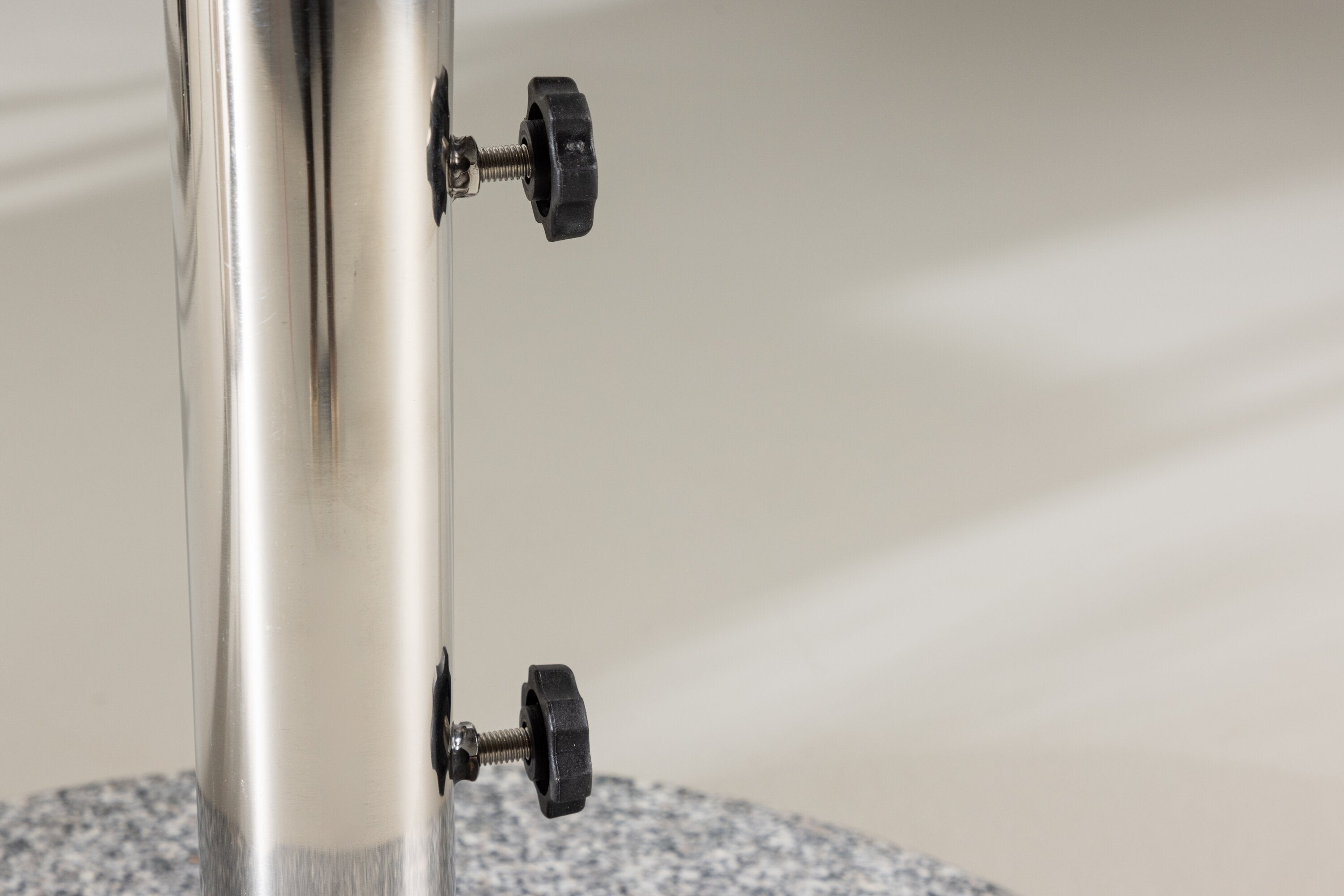 Stathera Sonnenschirm Halter in Grau präsentiert im Onlineshop von KAQTU Design AG. Sonnenschirm ist von Venture Home