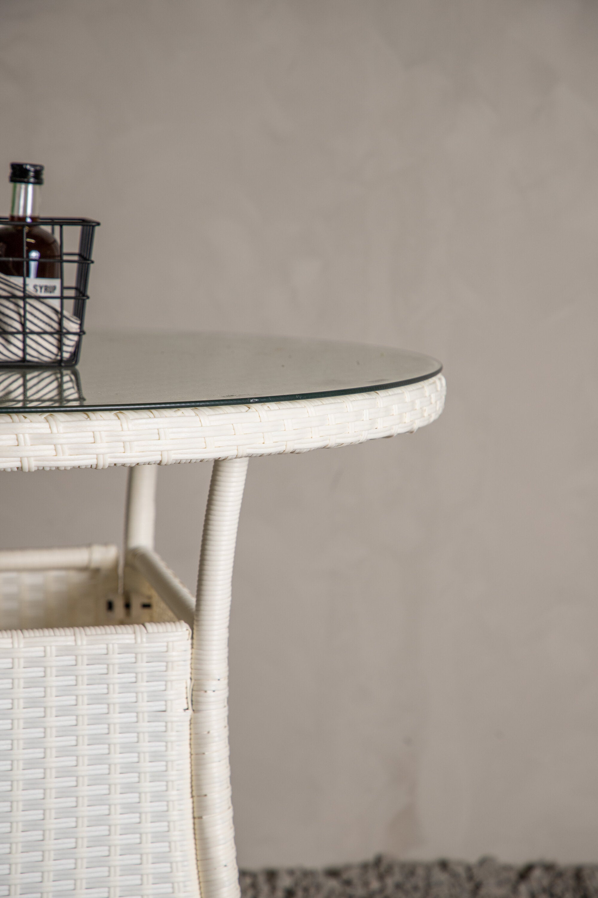 Volta Gartentisch rund in Weiss präsentiert im Onlineshop von KAQTU Design AG. Gartentisch ist von Venture Home
