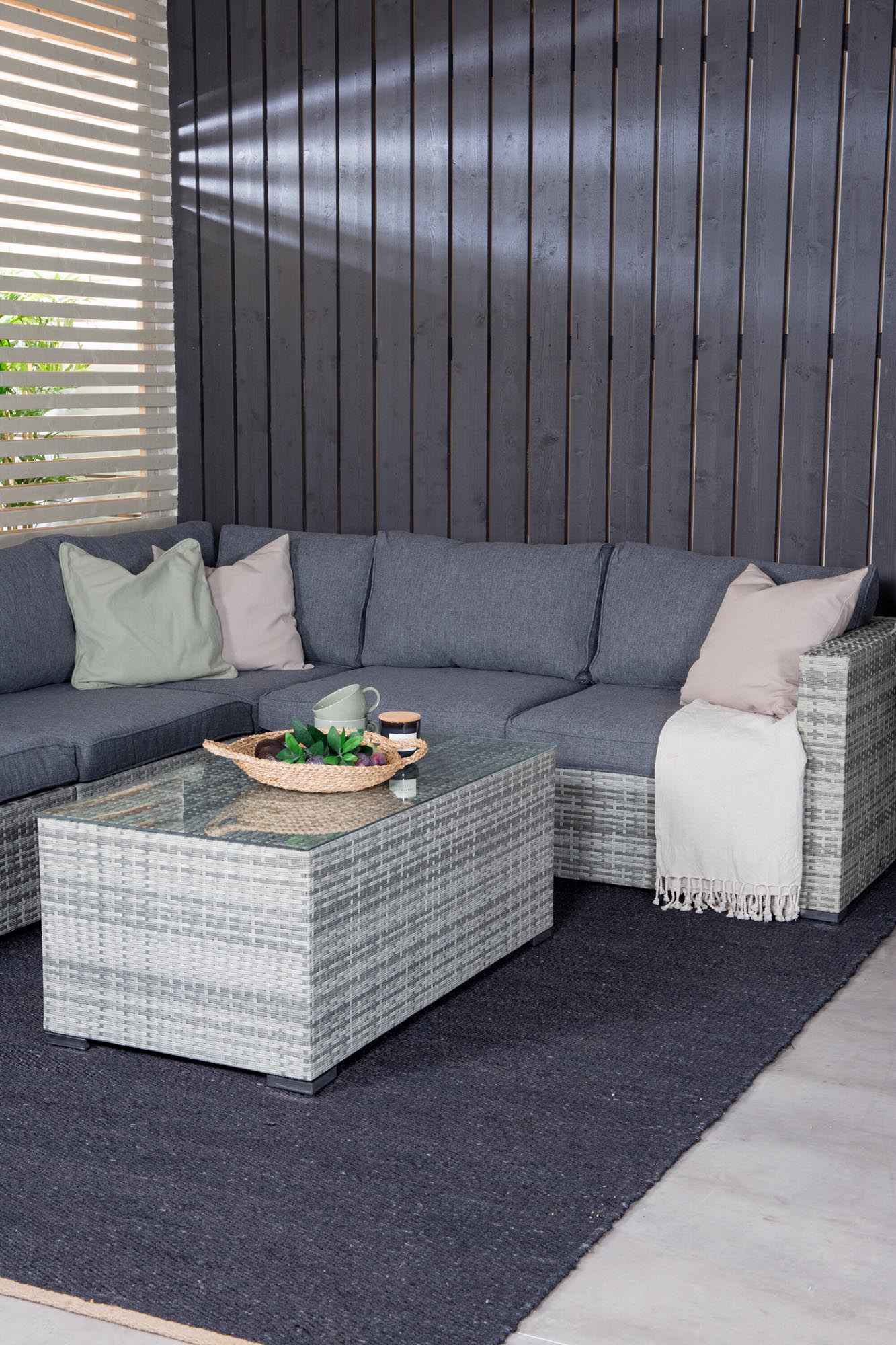 Modernes Ecksofa-Set für den Aussenbereich, 110 cm, von Venture Home. Stilvoll, komfortabel und wetterfest.