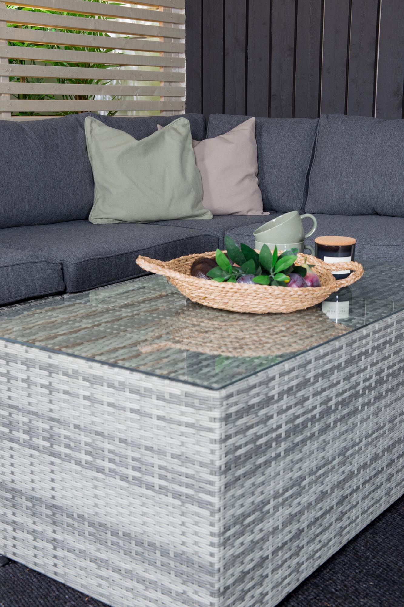 Elegantes 110 cm Ecksofa-Set von Venture Home für draussen. Wetterfest, bequem und ideal für moderne Aussenbereiche.