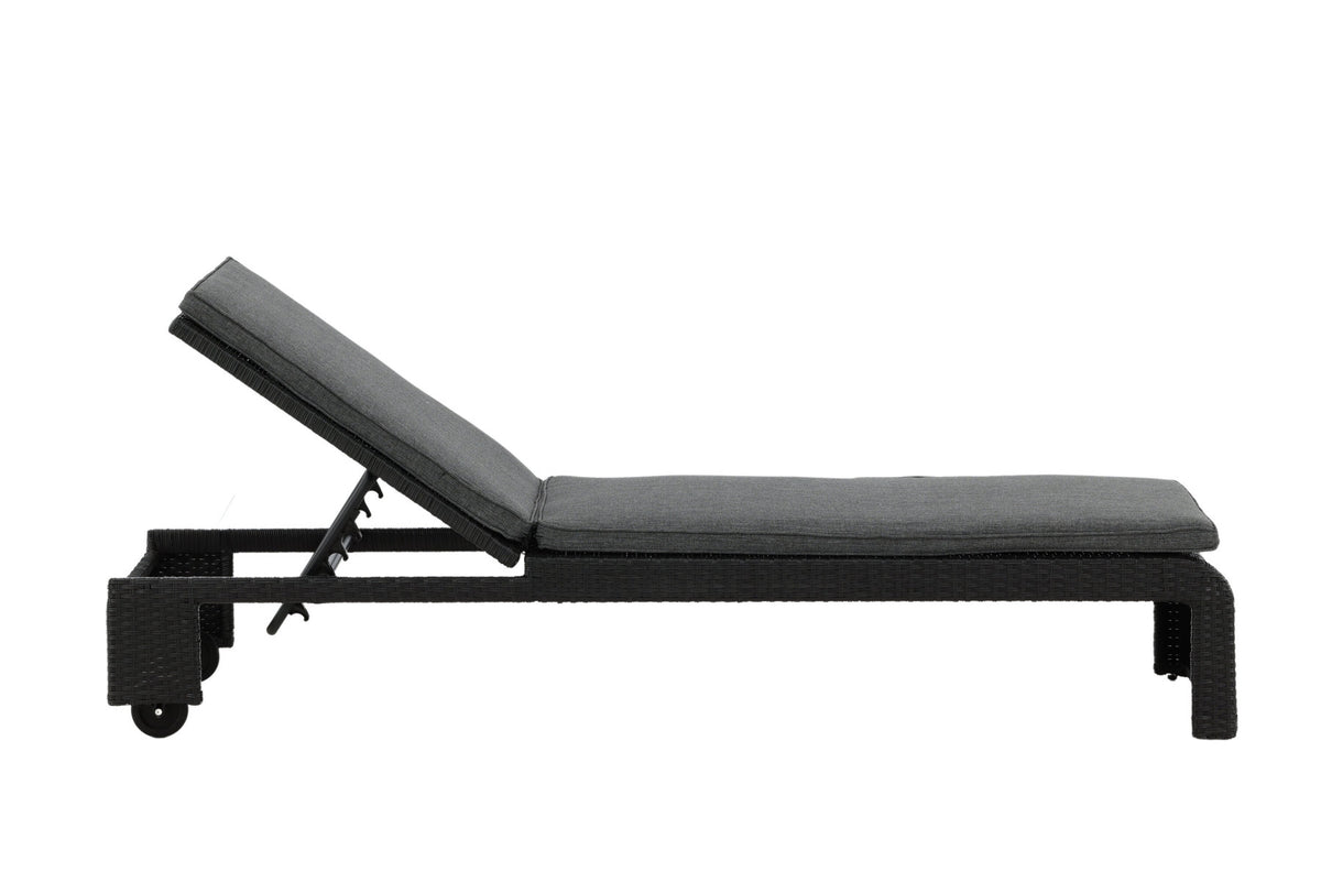 Sonnenliege London von Venture Home in Schwarz mit grauem Kissen und Korbgeflecht