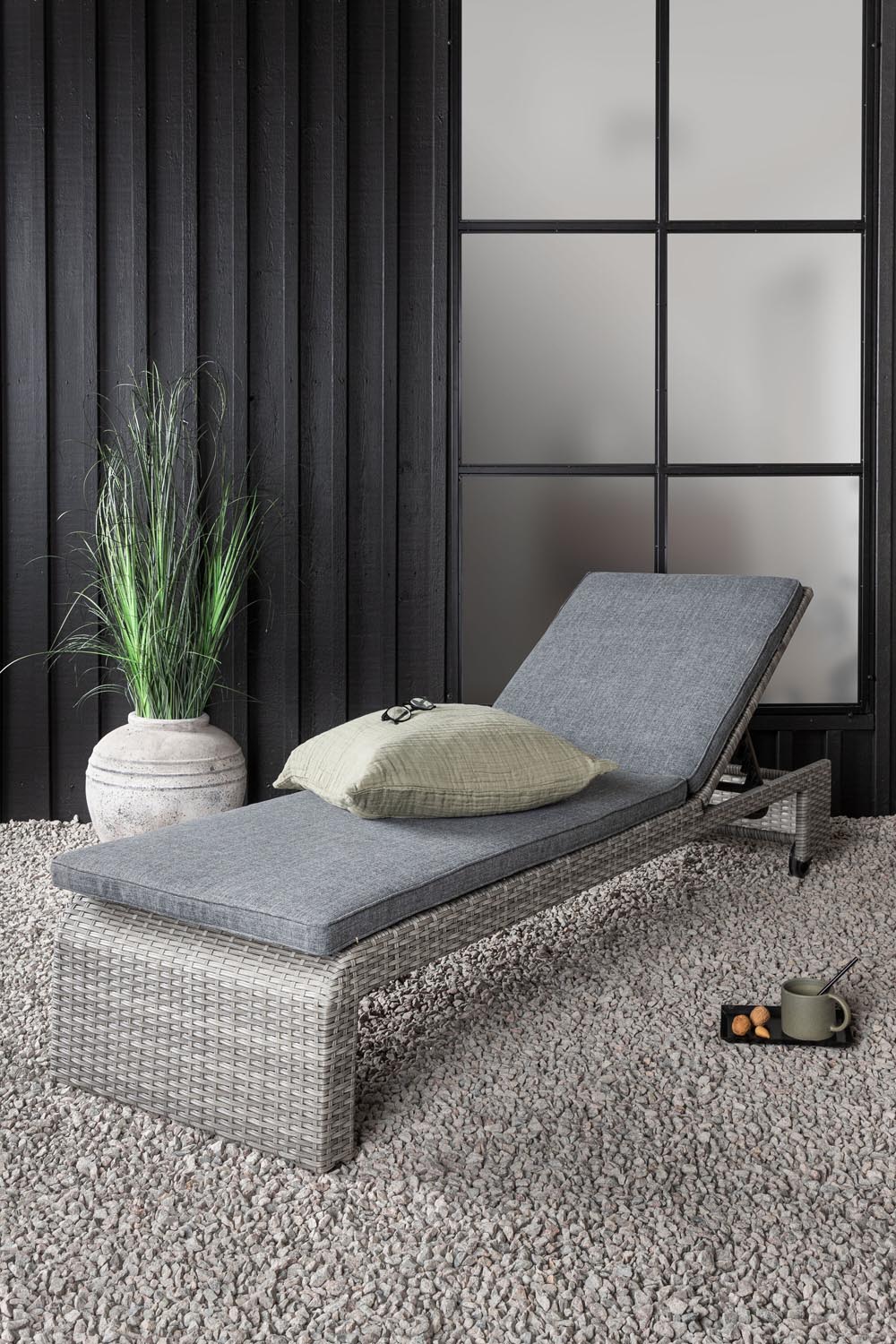 London Sonnenliege in Grau präsentiert im Onlineshop von KAQTU Design AG. Liegestuhl ist von Venture Home