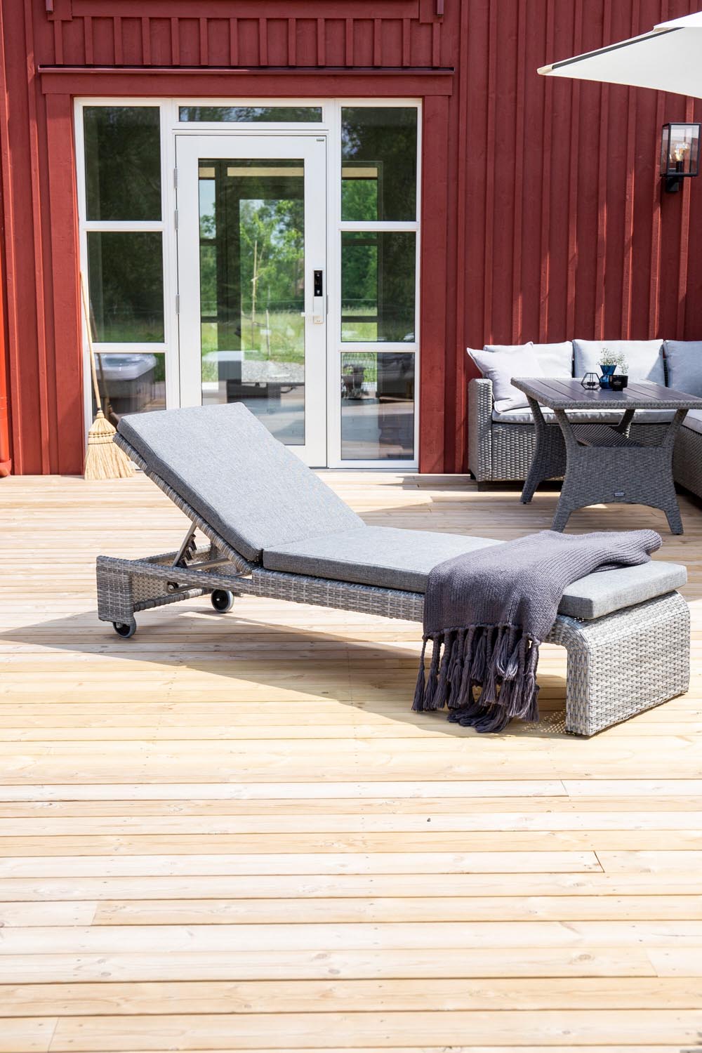 London Sonnenliege in Grau präsentiert im Onlineshop von KAQTU Design AG. Liegestuhl ist von Venture Home