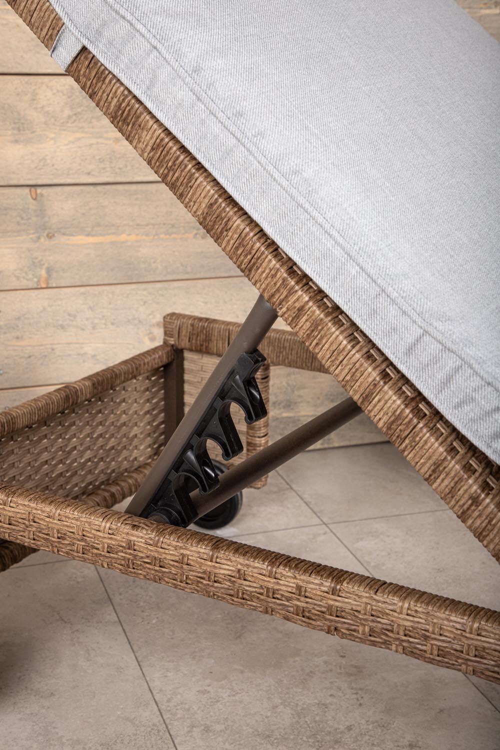 London Sonnenliege in Natur präsentiert im Onlineshop von KAQTU Design AG. Liegestuhl ist von Venture Home