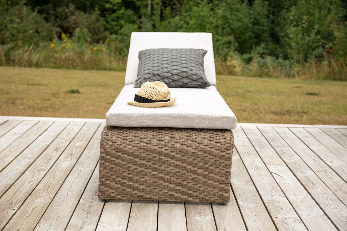 Sonnenliege London von Venture Home in Schwarz mit grauem Kissen und Korbgeflecht
