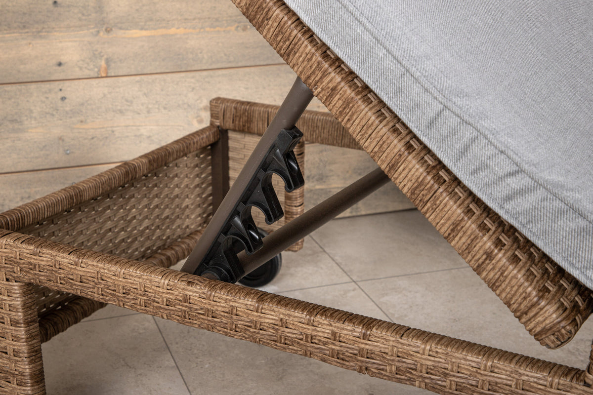 Sonnenliege London von Venture Home in Schwarz mit grauem Kissen und Korbgeflecht