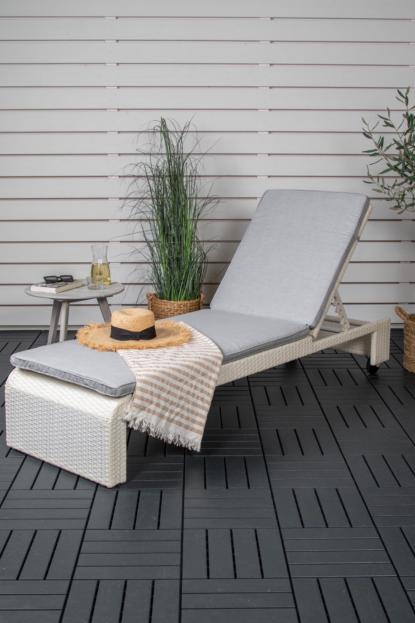 London Sonnenliege in Weiss präsentiert im Onlineshop von KAQTU Design AG. Liegestuhl ist von Venture Home