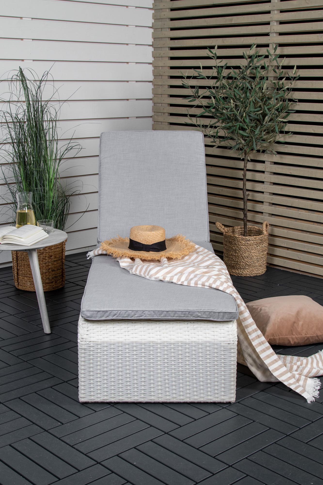 London Sonnenliege in Weiss präsentiert im Onlineshop von KAQTU Design AG. Liegestuhl ist von Venture Home
