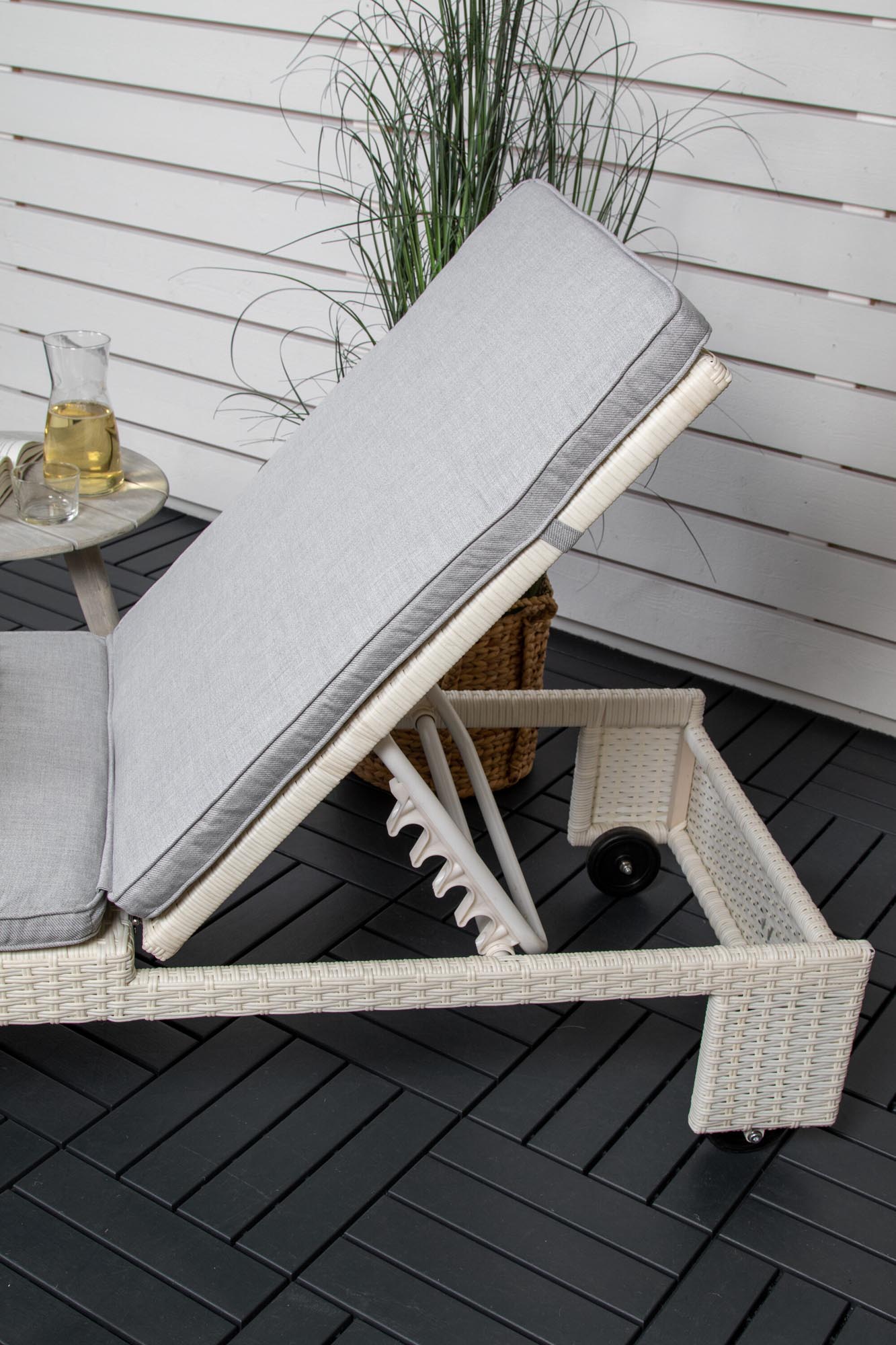 London Sonnenliege in Weiss präsentiert im Onlineshop von KAQTU Design AG. Liegestuhl ist von Venture Home