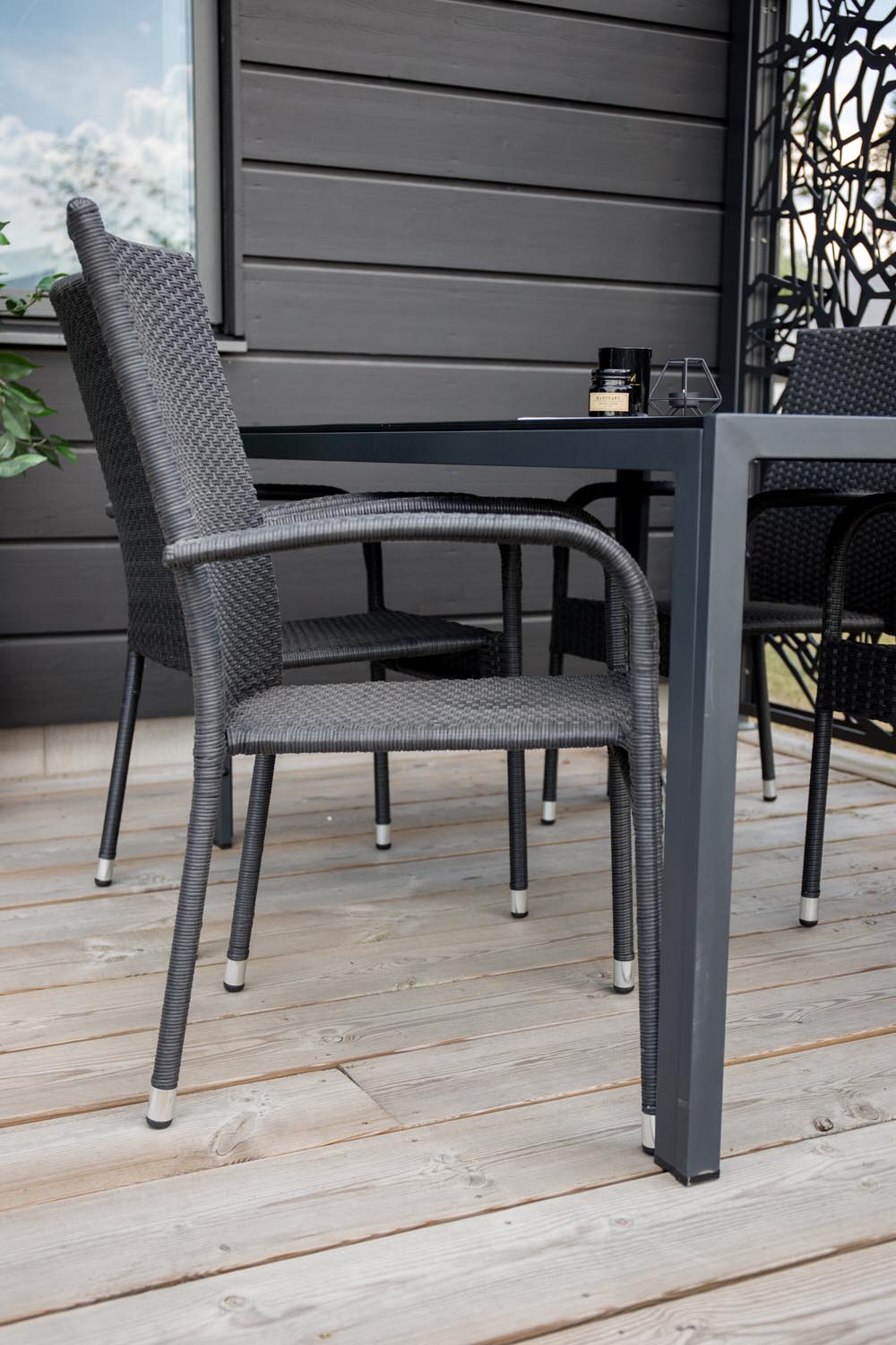 Anna Gartenstuhl in Schwarz präsentiert im Onlineshop von KAQTU Design AG. Gartenstuhl mit Armlehnen ist von Venture Home