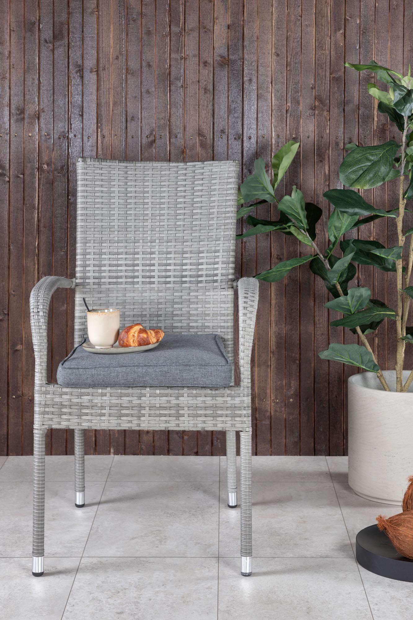 Anna Gartenstuhl in Grau präsentiert im Onlineshop von KAQTU Design AG. Gartenstuhl mit Armlehnen ist von Venture Home
