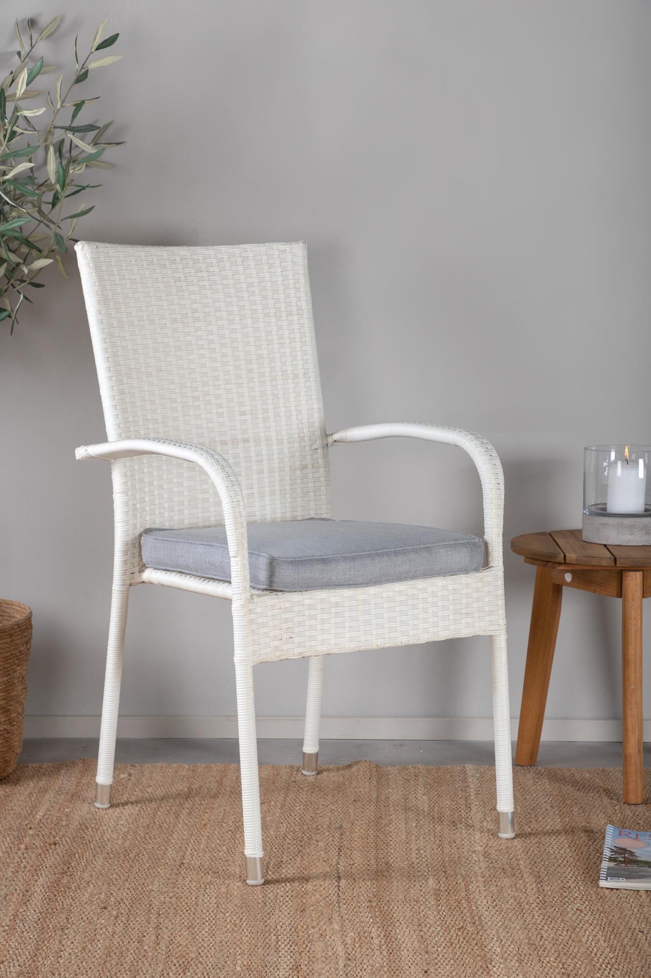 Anna Gartenstuhl in Weiss präsentiert im Onlineshop von KAQTU Design AG. Gartenstuhl mit Armlehnen ist von Venture Home