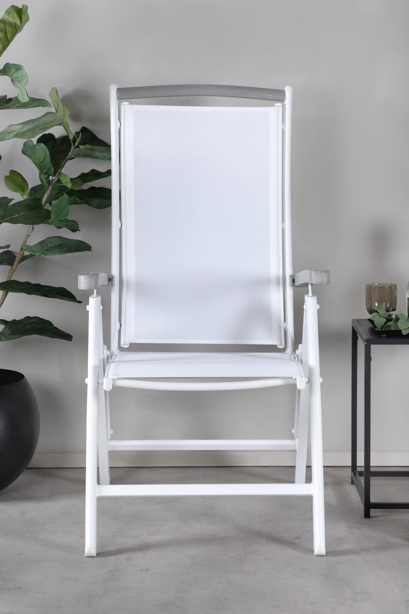 Albany Stuhl in Weiss präsentiert im Onlineshop von KAQTU Design AG. Gartenstuhl mit Armlehnen ist von Venture Home