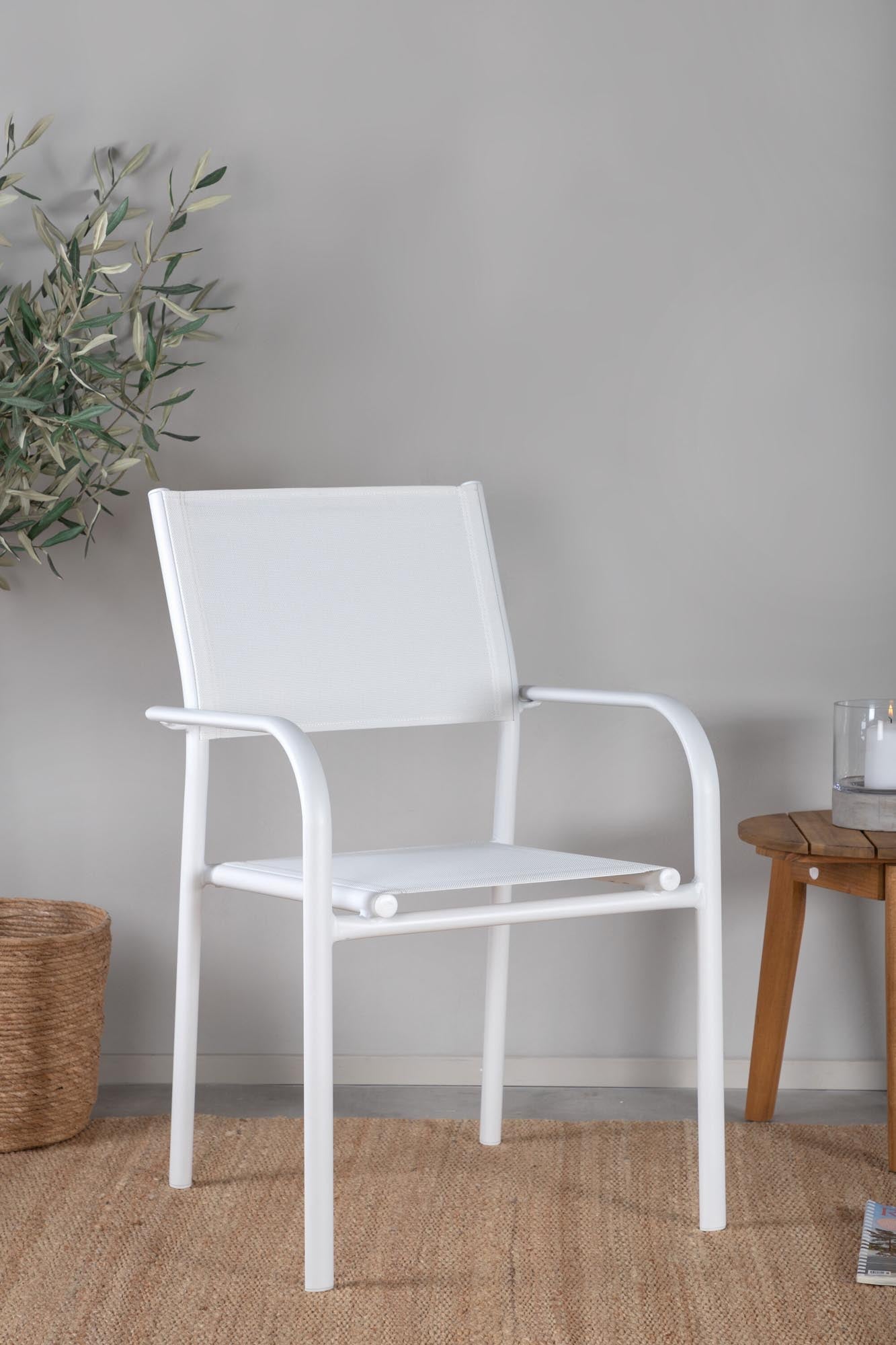 Santorini Gartenstuhl in Weiss präsentiert im Onlineshop von KAQTU Design AG. Gartenstuhl mit Armlehnen ist von Venture Home