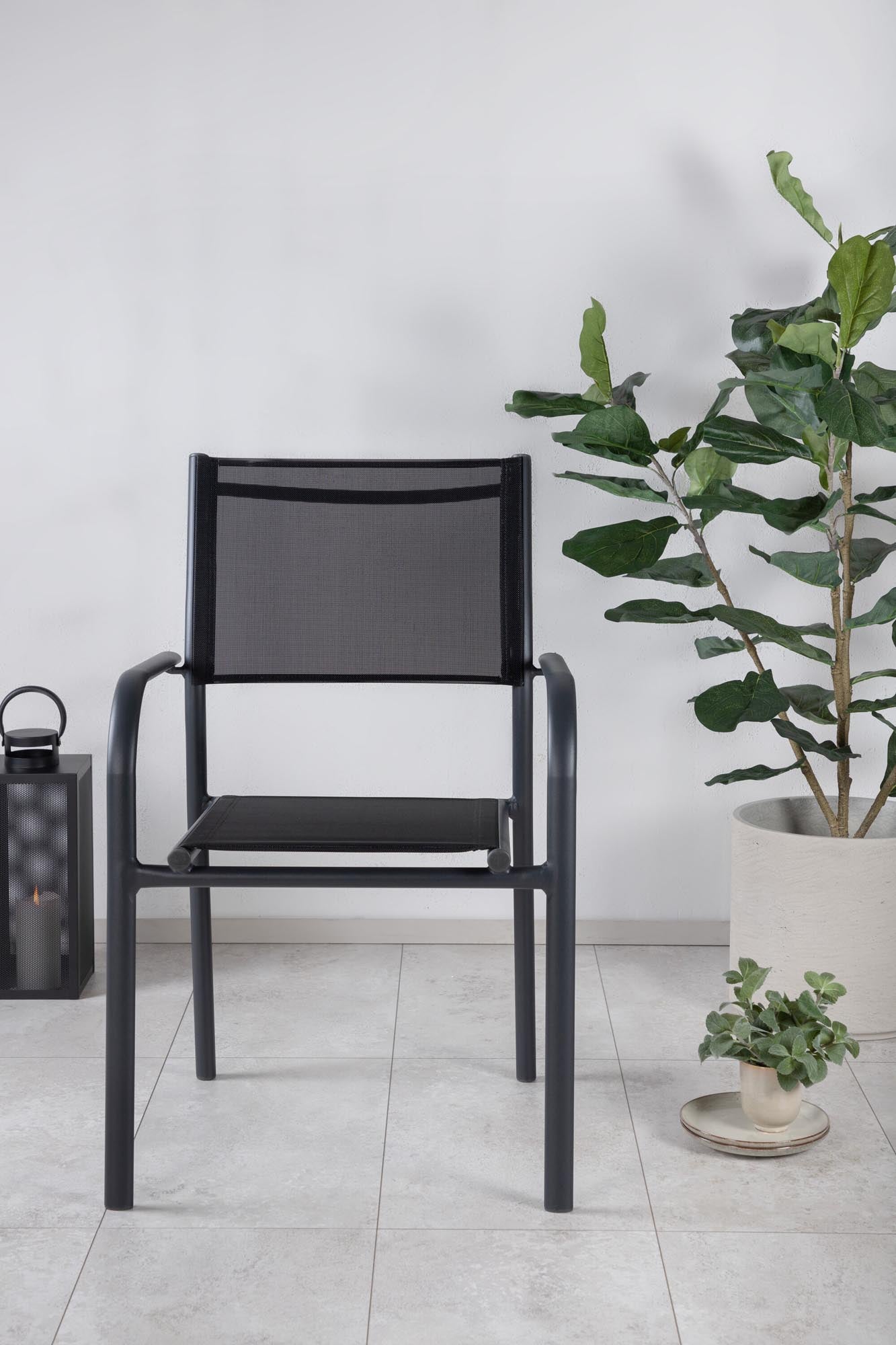 Entdecken Sie den stilvollen Santorini Gartenstuhl von Venture Home – robust, komfortabel und ideal für entspannte Stunden im Freien.