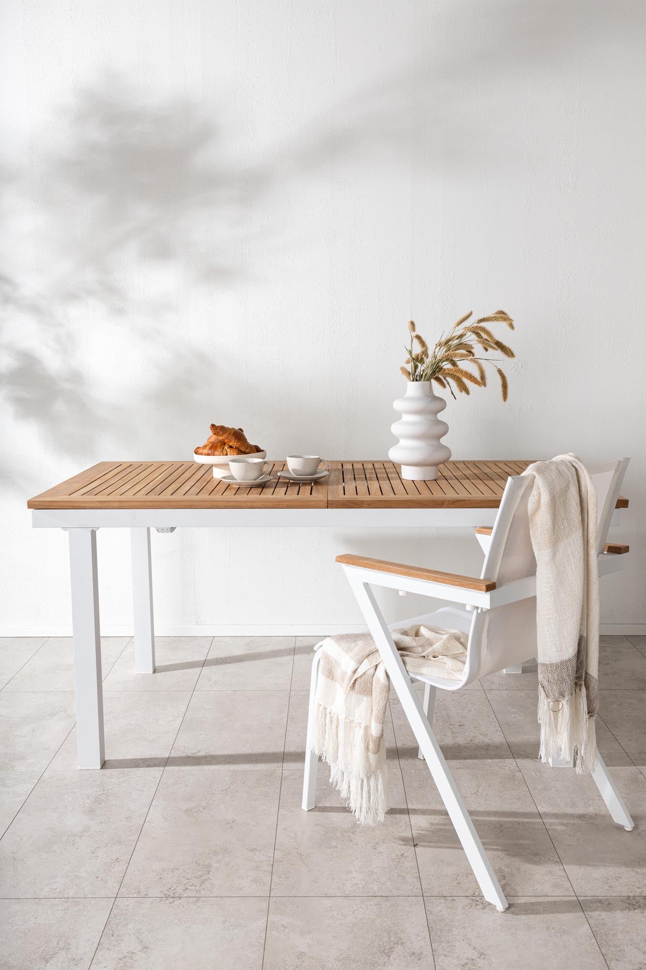 Entdecken Sie den vielseitigen Panama Gartentisch von Venture Home – ausziehbar, aus hochwertigem Teakholz, ideal für stilvolle Outdoor-Events.