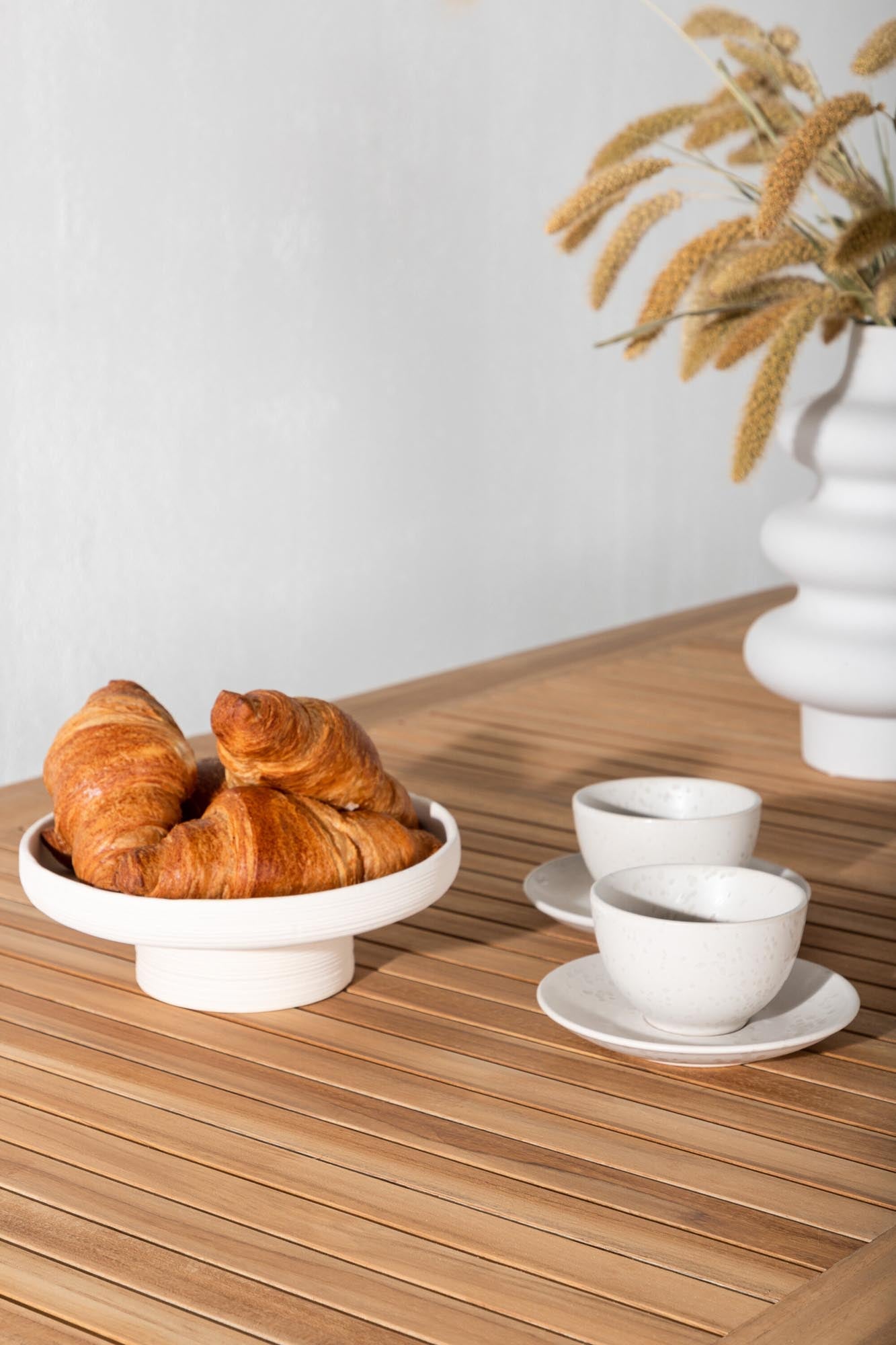 Eleganter, ausziehbarer Panama Gartentisch von Venture Home, perfekt für moderne Aussenbereiche und gesellige Treffen.