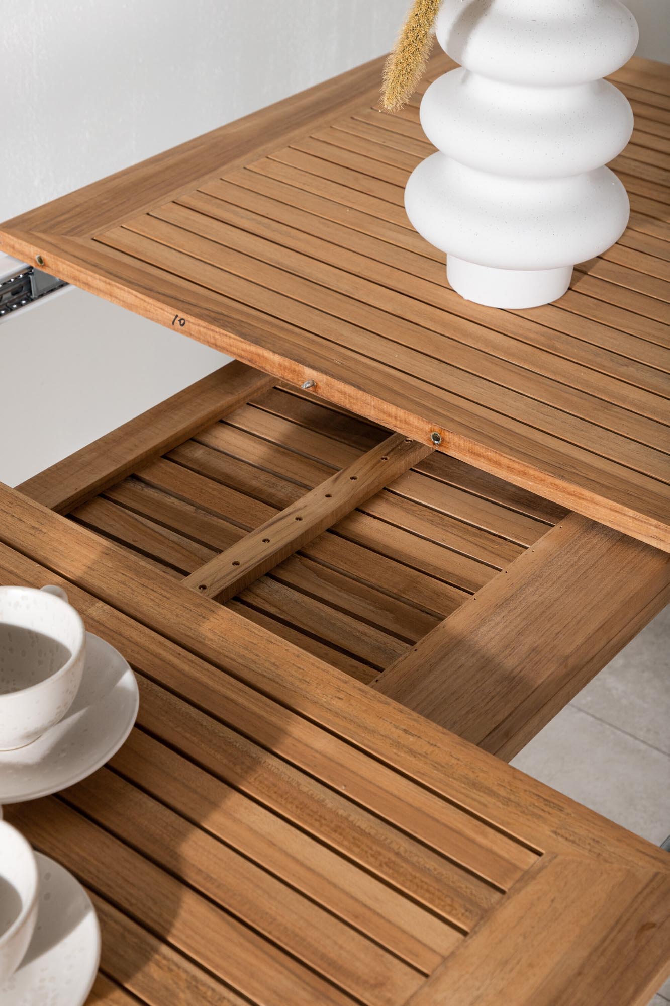 Moderner, ausziehbarer Panama Gartentisch von Venture Home, ideal für stilvolle Aussenbereiche und gesellige Anlässe.