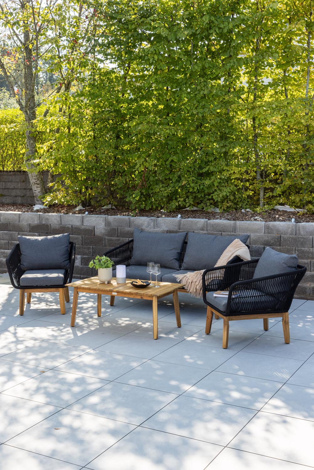 Chania Sofa Outdoorset 110cm in Schwarz präsentiert im Onlineshop von KAQTU Design AG. Loungeset ist von Venture Home