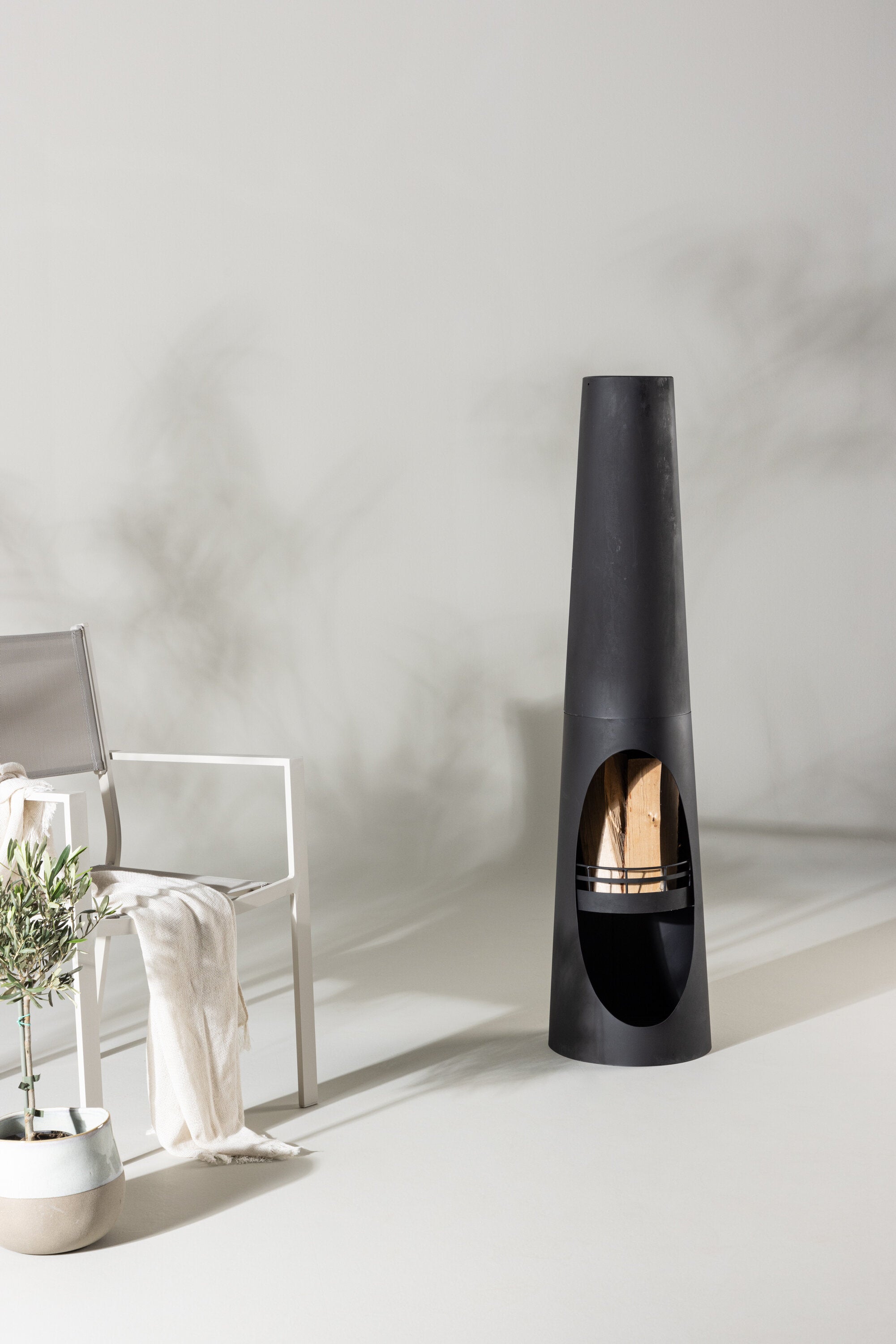 Bastian Feuerkorb in Schwarz präsentiert im Onlineshop von KAQTU Design AG. Feuerschale ist von Venture Home