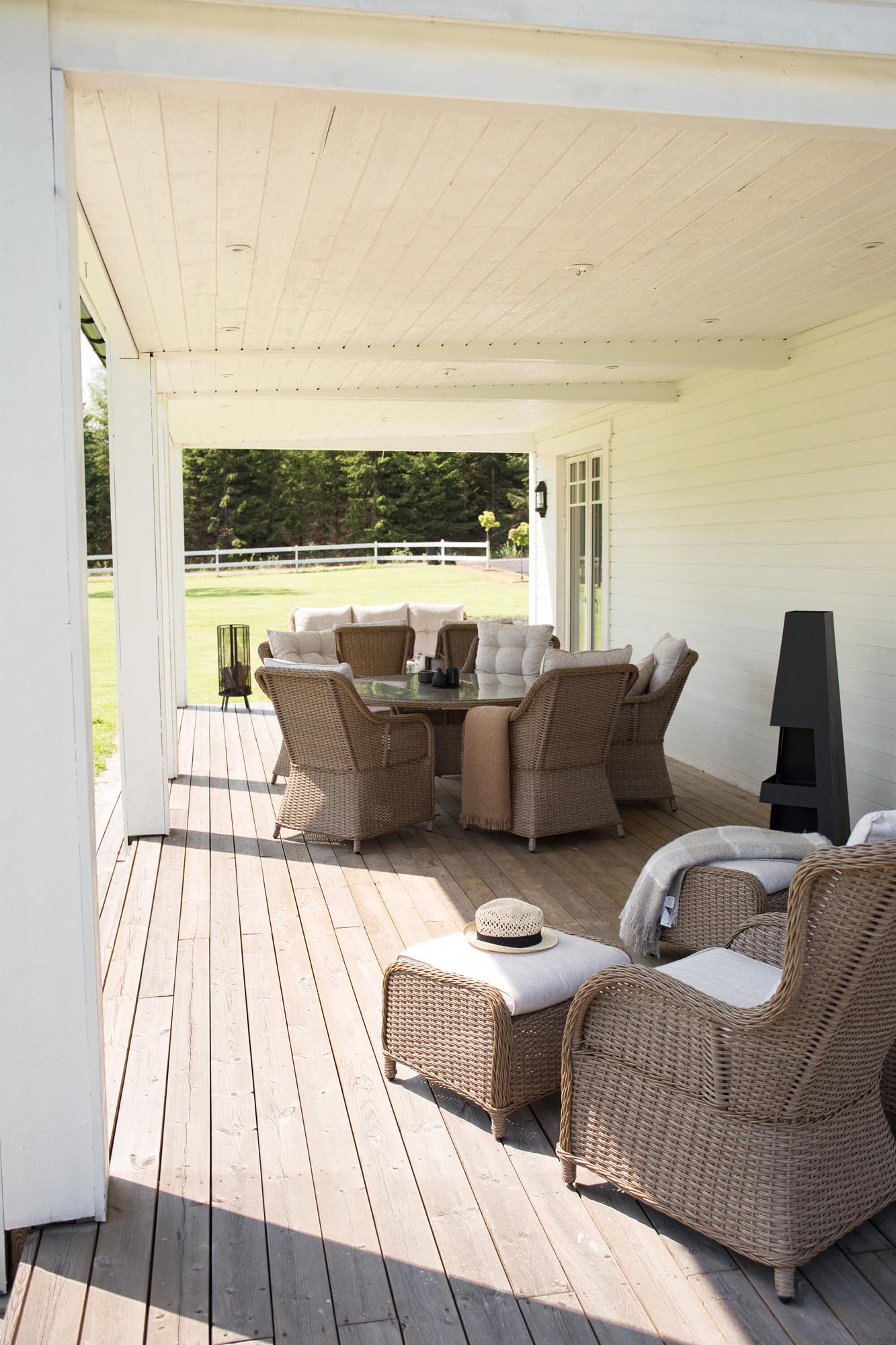 Venture Home Bastian: Eleganter Feuerkorb für gemütliche Outdoor-Momente.