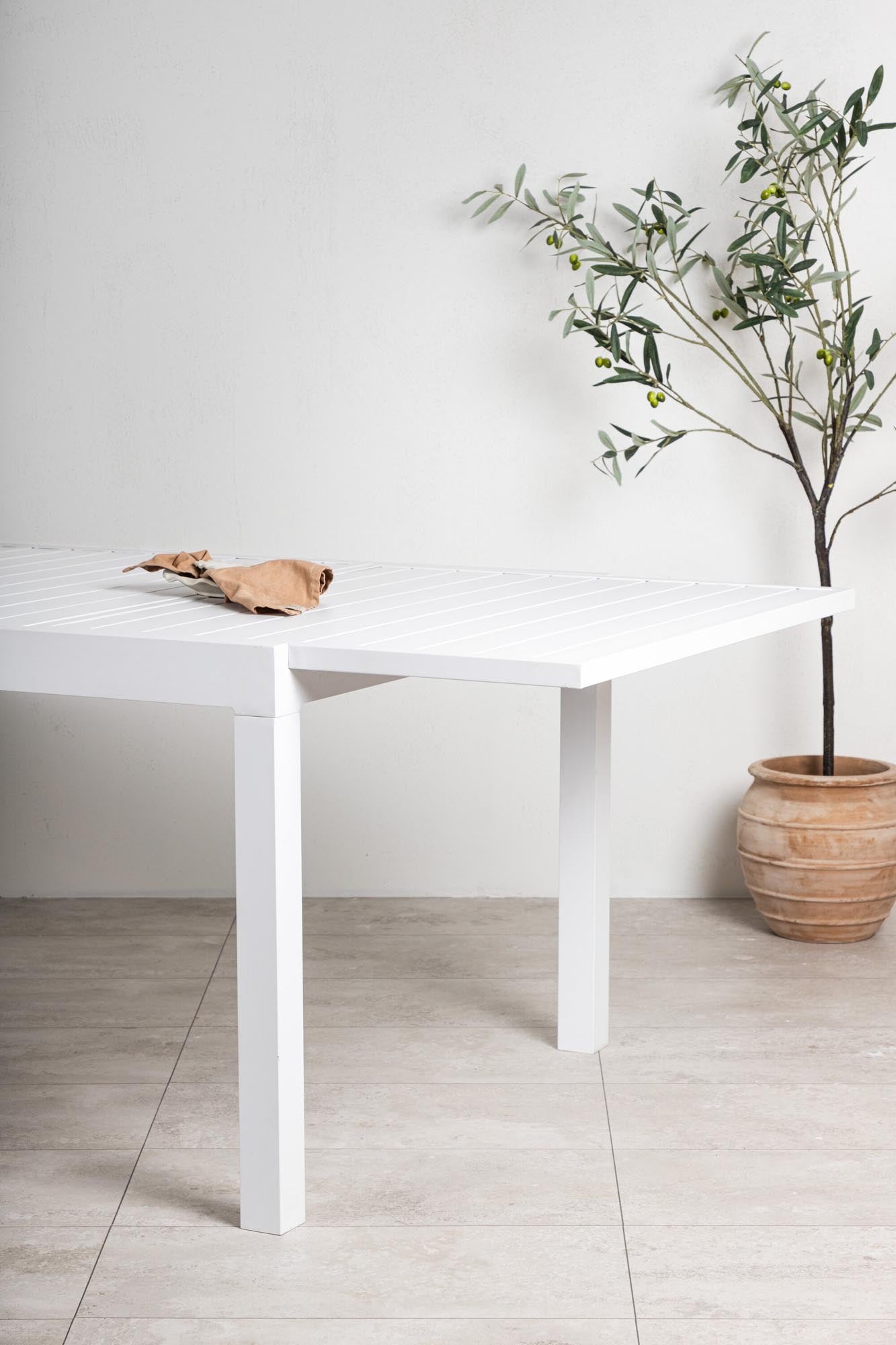 Eleganter Marbella Gartentisch von Venture Home, ausziehbar, perfekt für moderne Gärten und gesellige Zusammenkünfte.