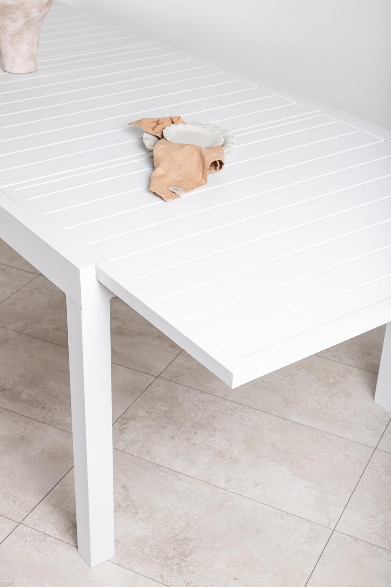 Eleganter Marbella Gartentisch von Venture Home, ausziehbar, perfekt für moderne Gärten und gesellige Anlässe.