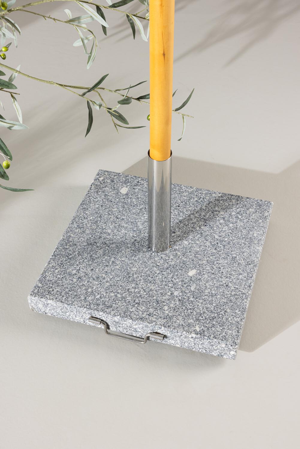 Stathera Sonnenschirmstein in Hellgrau präsentiert im Onlineshop von KAQTU Design AG. Outdoor Zubehör ist von Venture Home