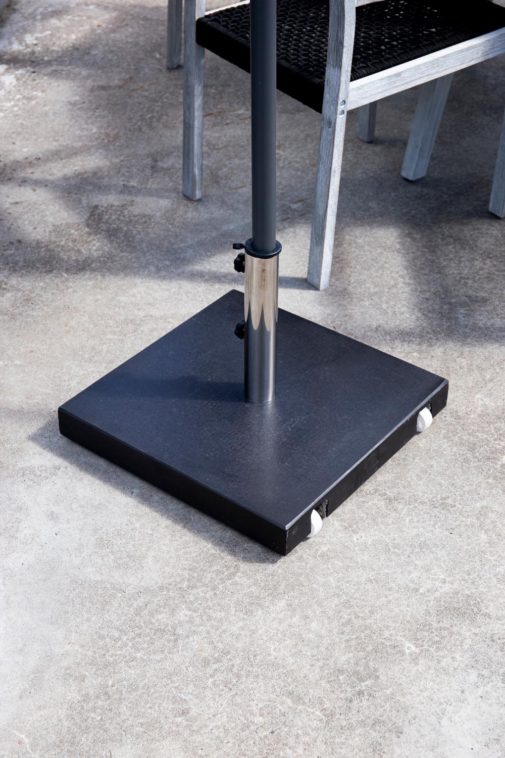 Stathera Sonnenschirmstein in Grau präsentiert im Onlineshop von KAQTU Design AG. Outdoor Zubehör ist von Venture Home