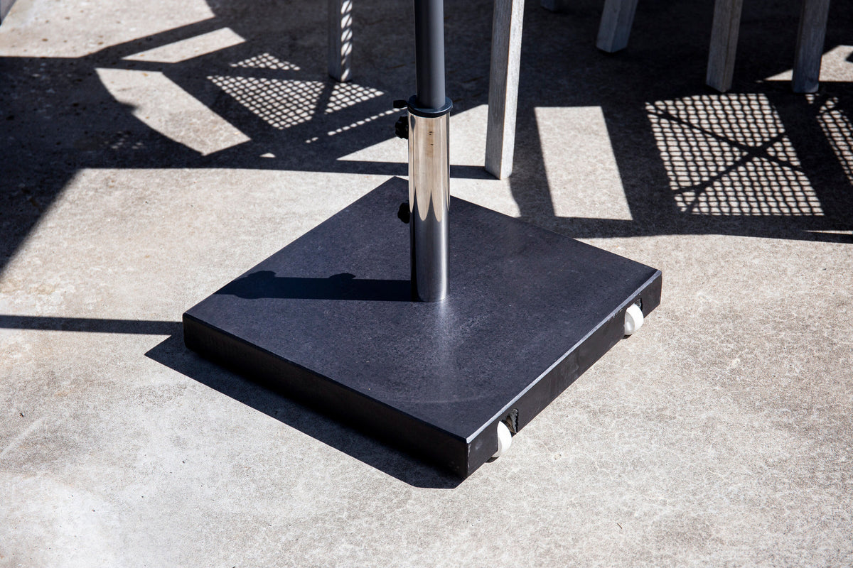 Stathera Sonnenschirmstein in Grau präsentiert im Onlineshop von KAQTU Design AG. Outdoor Zubehör ist von Venture Home