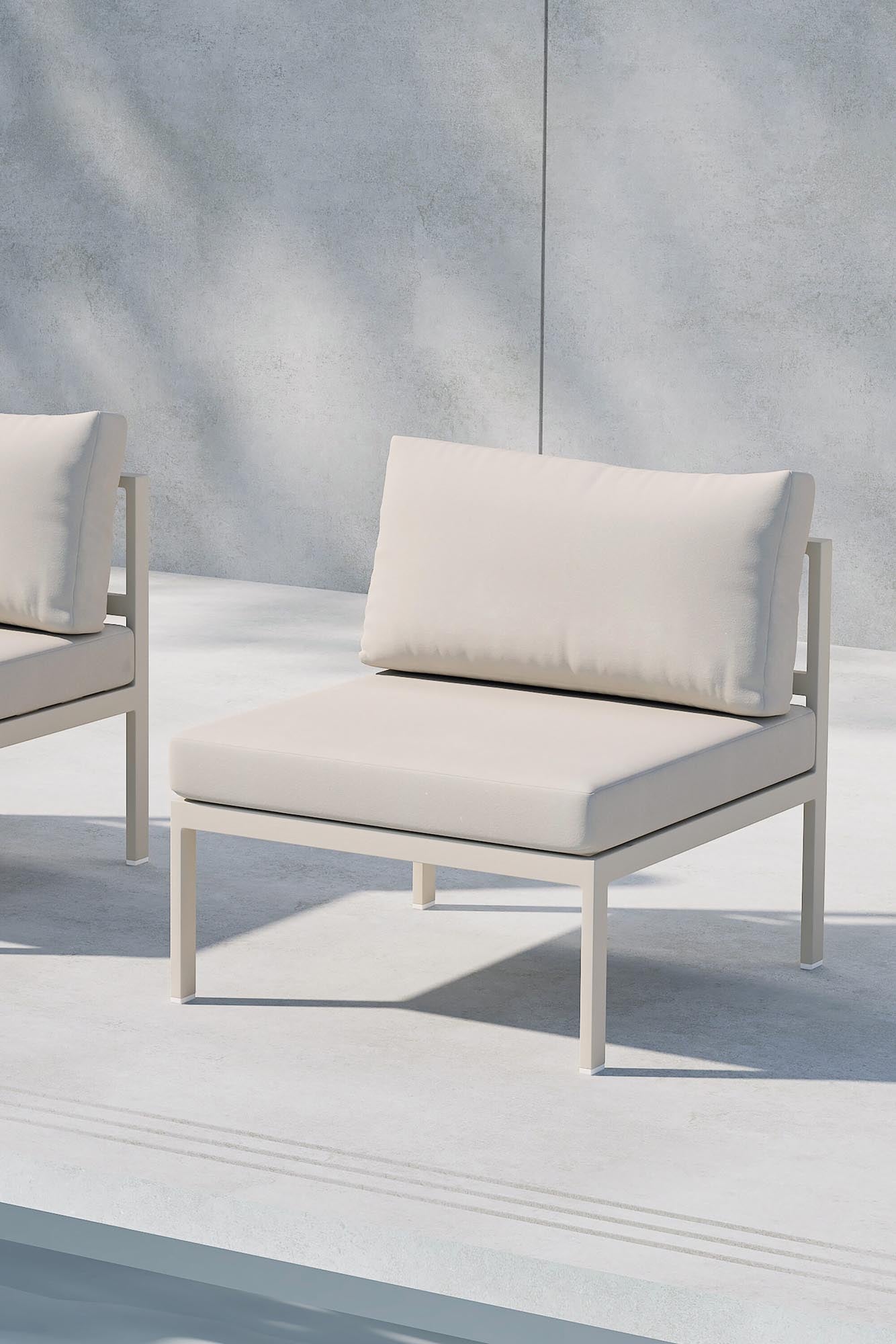 Modernes modulares Mittelsofa Copacabana mit elegantem Design, hellgrauem Polster und natürlichem Holzrahmen, ideal für stilvolle Innen- und Aussenbereiche.