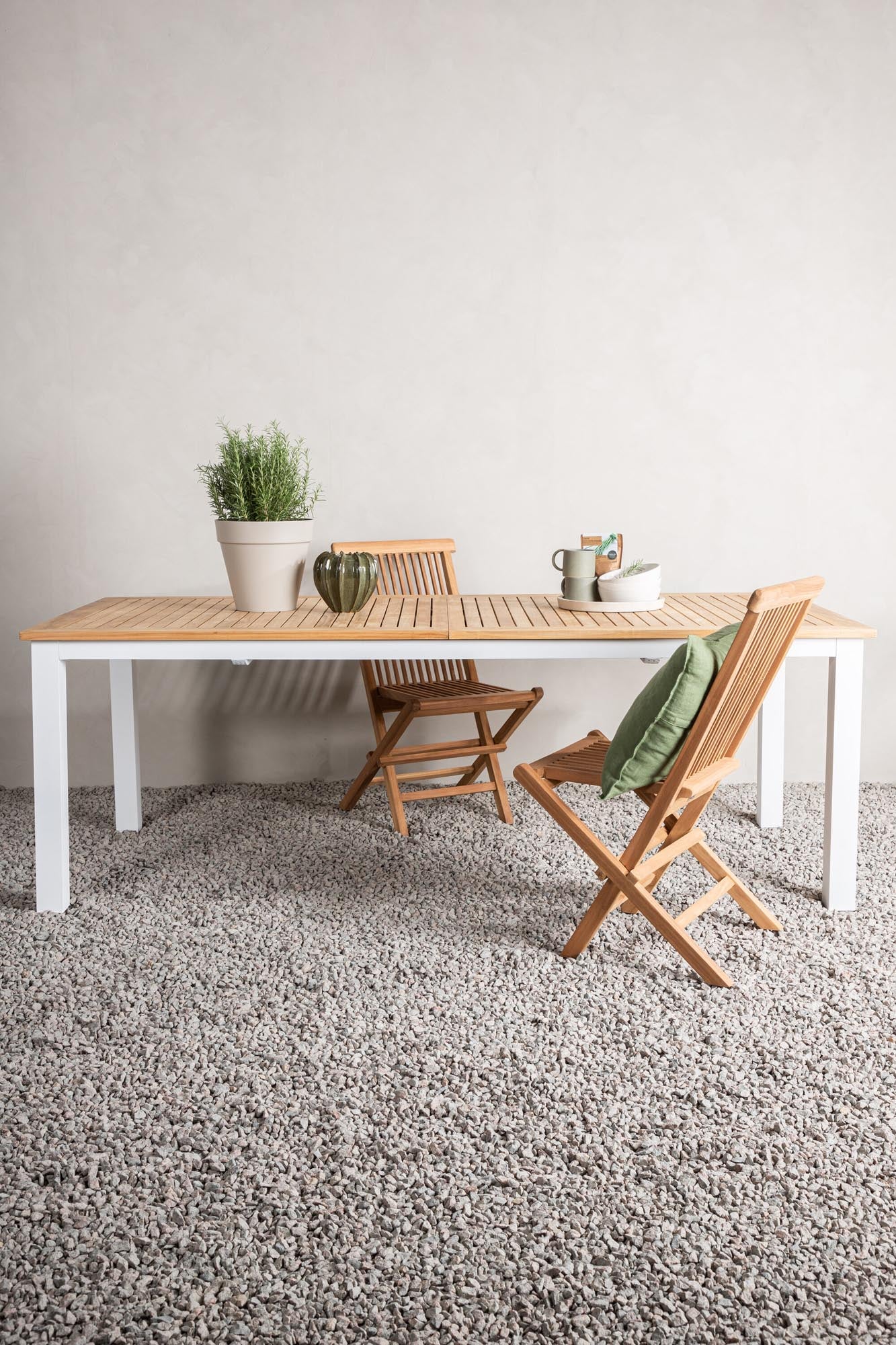 Entdecken Sie den vielseitigen Panama Gartentisch von Venture Home – ausziehbar, aus hochwertigem Teakholz, ideal für stilvolle Outdoor-Events.