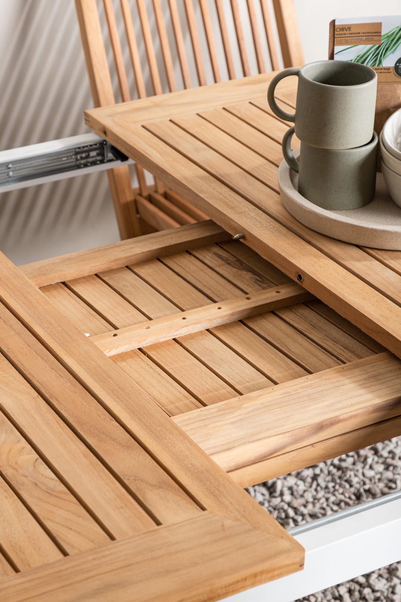 Eleganter, ausziehbarer Gartentisch aus hochwertigem Teakholz von Venture Home. Perfekt für gesellige Zusammenkünfte im Freien.