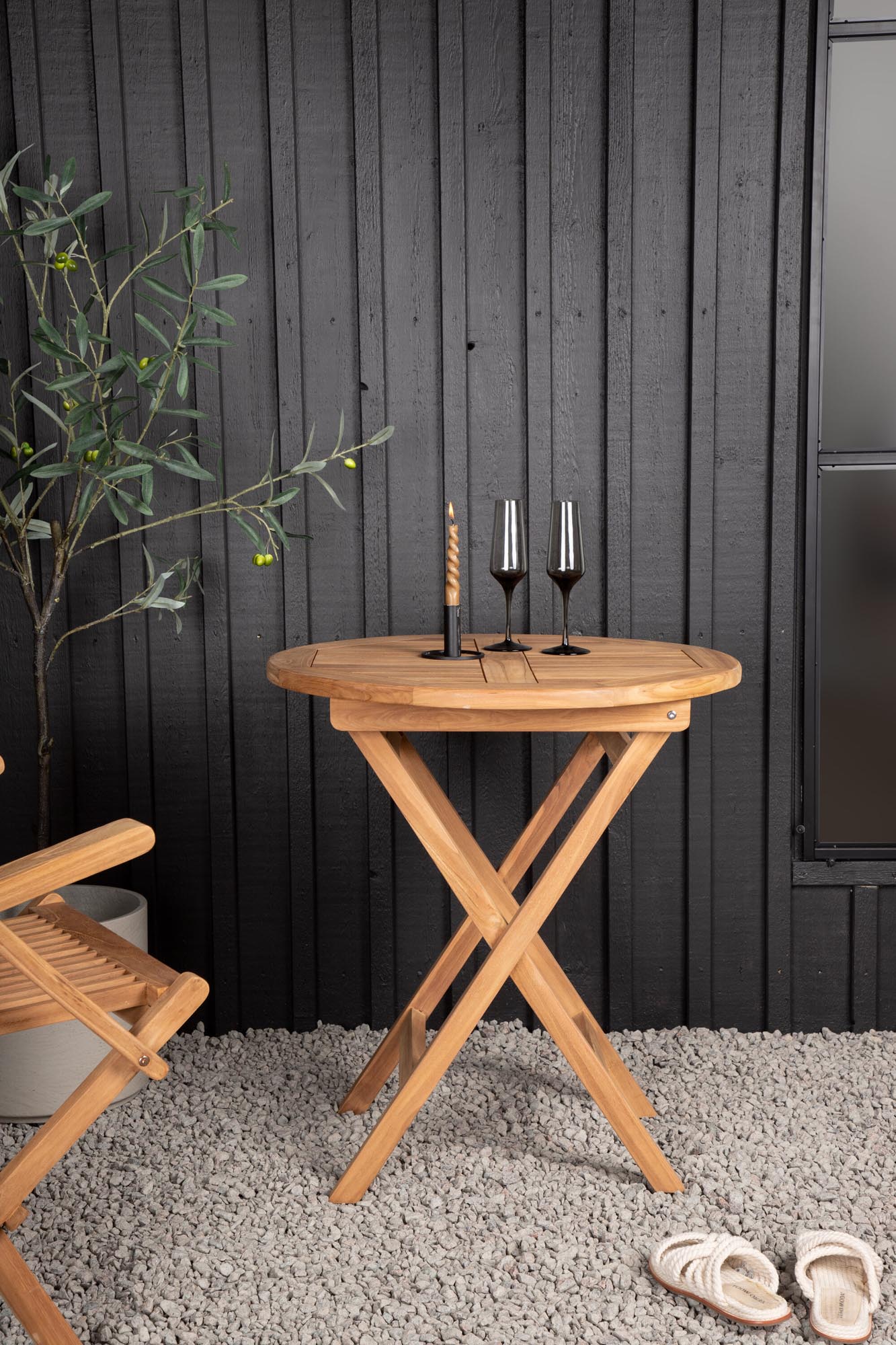 Moderner Outdoor-Tisch aus strapazierfähigem Material, perfekt für Garten oder Terrasse. Elegantes Design, wetterfest und robust.