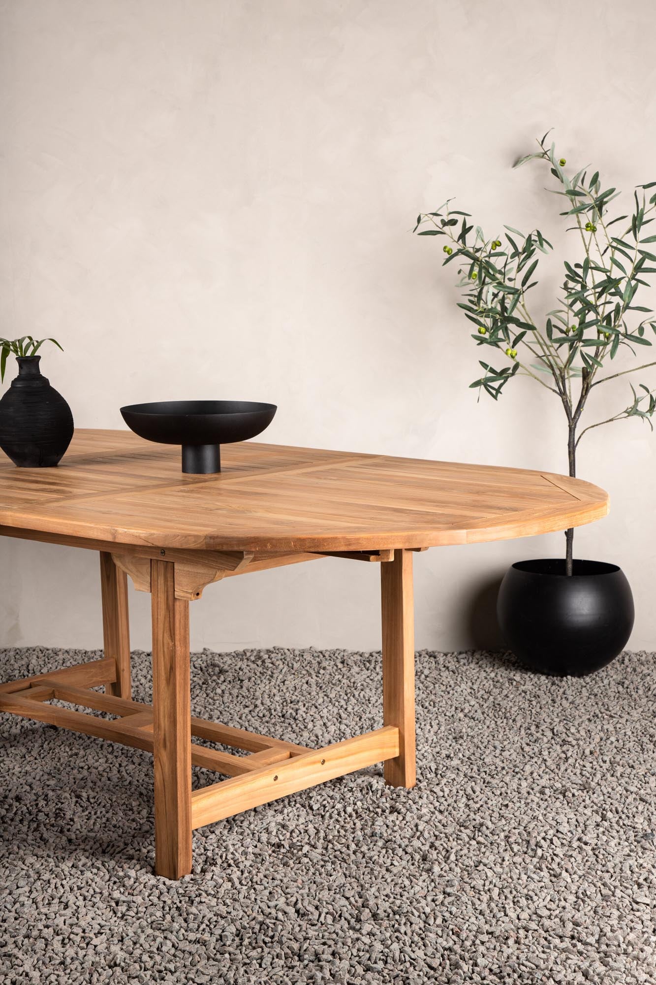 Erleben Sie den eleganten Esstisch Kenya von Venture Home. Ausziehbar, aus robustem Teakholz, perfekt für gesellige Abende im Freien.