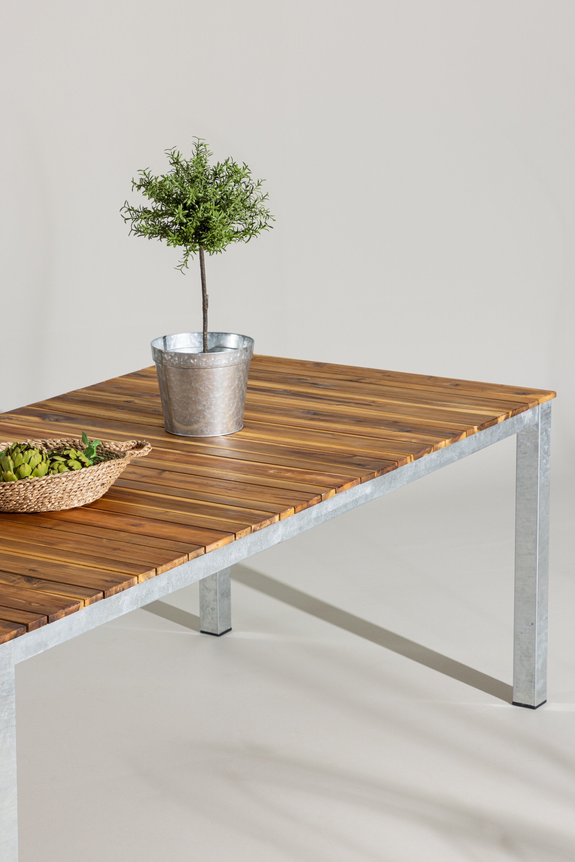 Zenia Gartentisch in Natur präsentiert im Onlineshop von KAQTU Design AG. Gartentisch ist von Venture Home